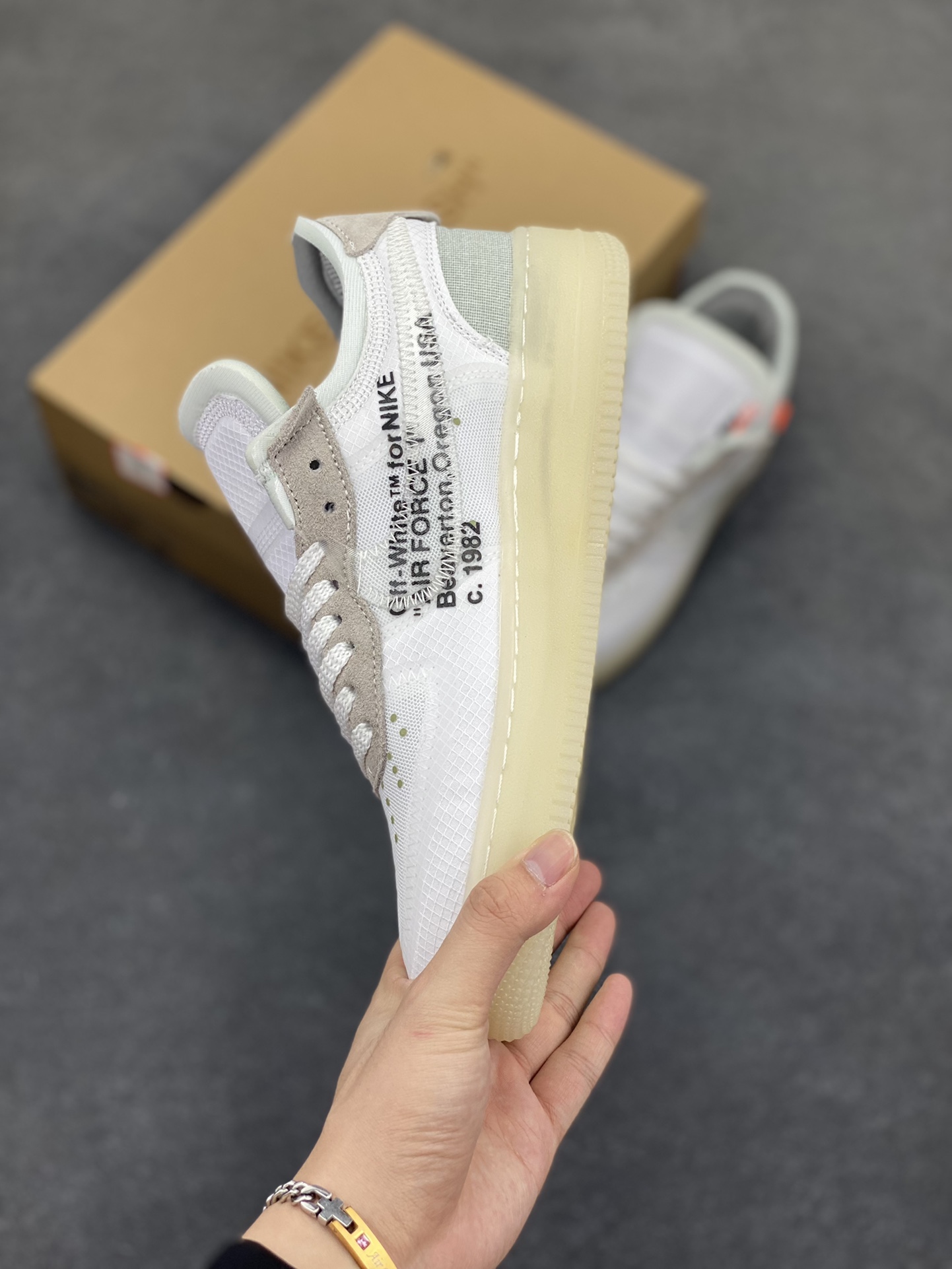 图片[3]-OFF-WHITE x NK Air Force 1 OW联名空军一号黑白#环保尼龙原配鞋带。柔软、弹性十足的缓震性能和出色的中底设计，横跨复古与现代的外型结合，造就出风靡全球三十多年的Force 1。 货号：AO4606-100 尺码：36 36.5 37.5 38 38.5 39 40 40.5 41 42 42.5 43 44 44.5 45-选品中心
