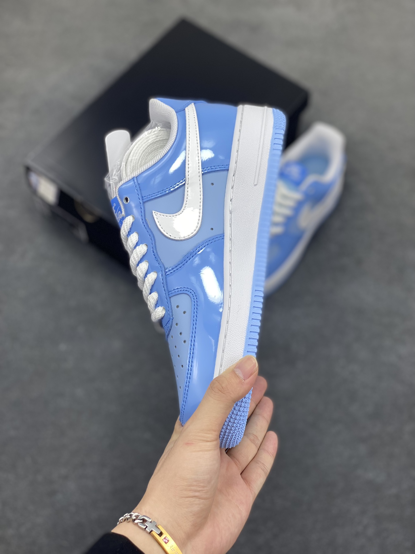 图片[3]-Nike Air Force 1 Low 镜面蓝白勾 空军一号低帮运动休闲板鞋 原楦头原纸板 打造纯正空军版型#专注外贸渠道 全掌内置蜂窝气垫 #原盒配件 原厂中底钢印、拉帮完美 货号：HV9405-400 尺码：36 36.5 37.5 38 38.5 39 40 40.5 41 42 42.5 43 44 44.5 45-选品中心