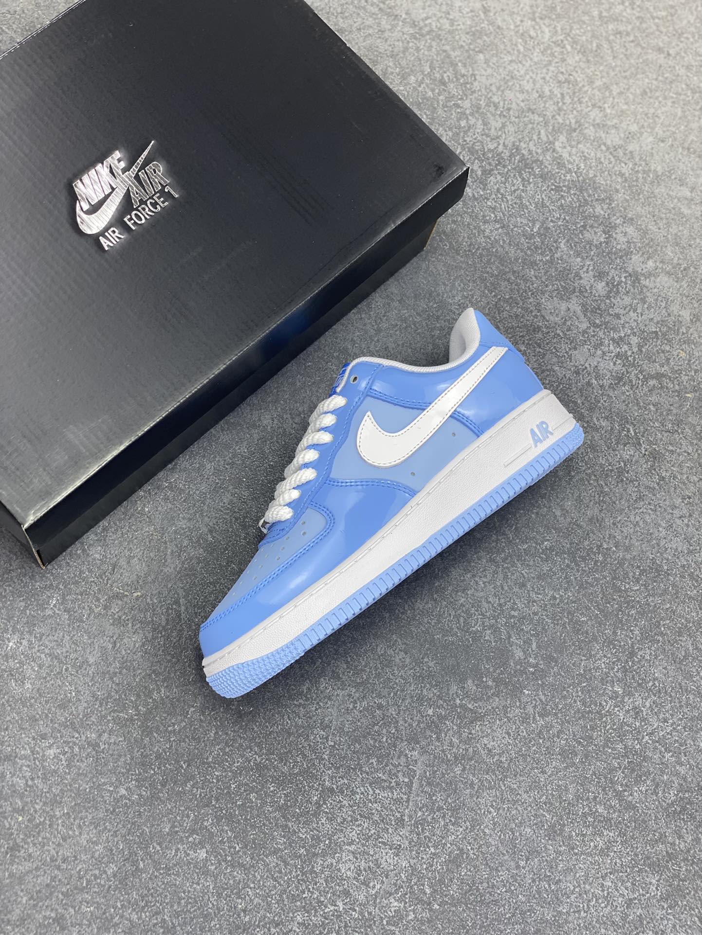 图片[7]-Nike Air Force 1 Low 镜面蓝白勾 空军一号低帮运动休闲板鞋 原楦头原纸板 打造纯正空军版型#专注外贸渠道 全掌内置蜂窝气垫 #原盒配件 原厂中底钢印、拉帮完美 货号：HV9405-400 尺码：36 36.5 37.5 38 38.5 39 40 40.5 41 42 42.5 43 44 44.5 45-选品中心