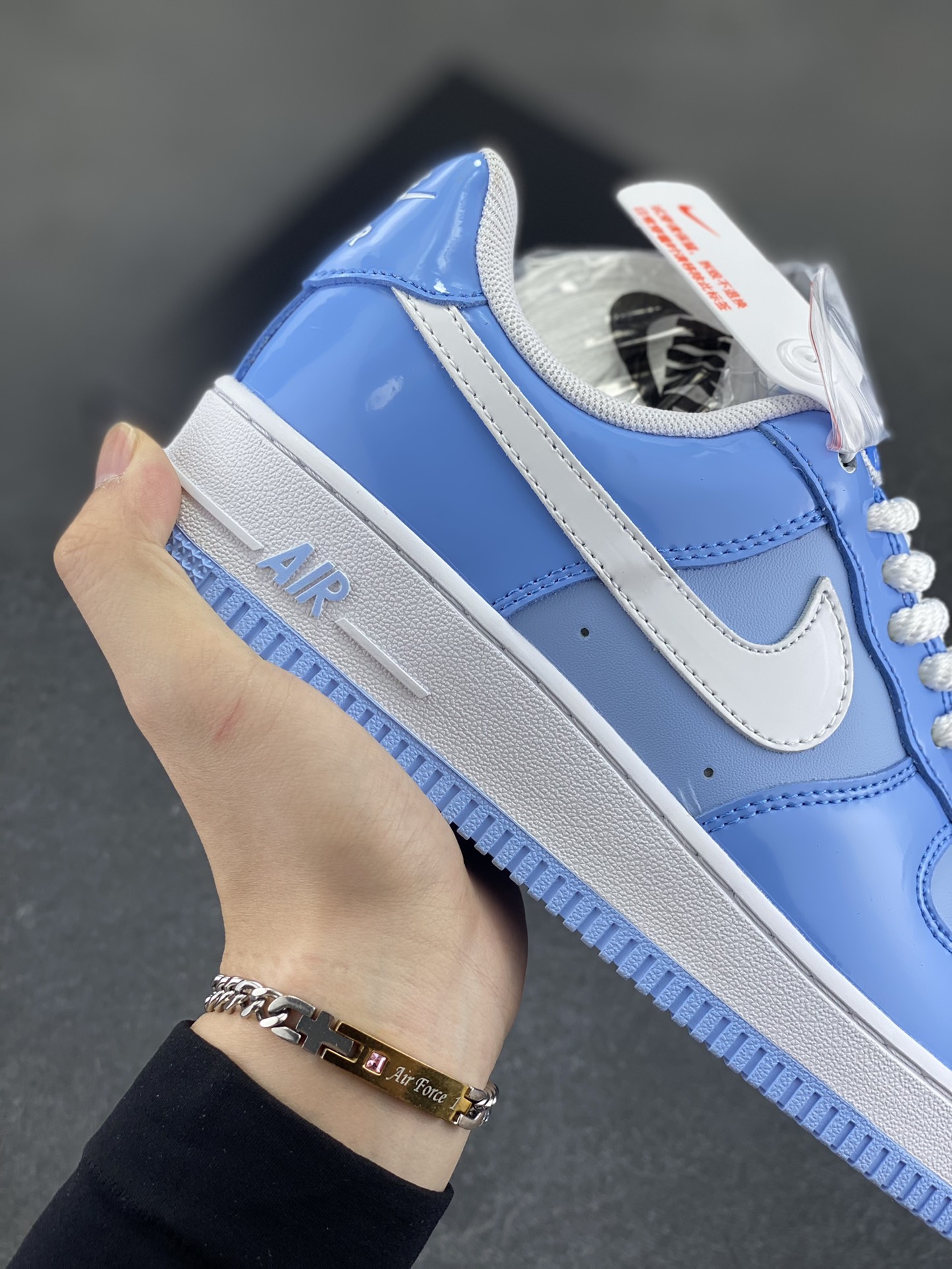 图片[6]-Nike Air Force 1 Low 镜面蓝白勾 空军一号低帮运动休闲板鞋 原楦头原纸板 打造纯正空军版型#专注外贸渠道 全掌内置蜂窝气垫 #原盒配件 原厂中底钢印、拉帮完美 货号：HV9405-400 尺码：36 36.5 37.5 38 38.5 39 40 40.5 41 42 42.5 43 44 44.5 45-选品中心