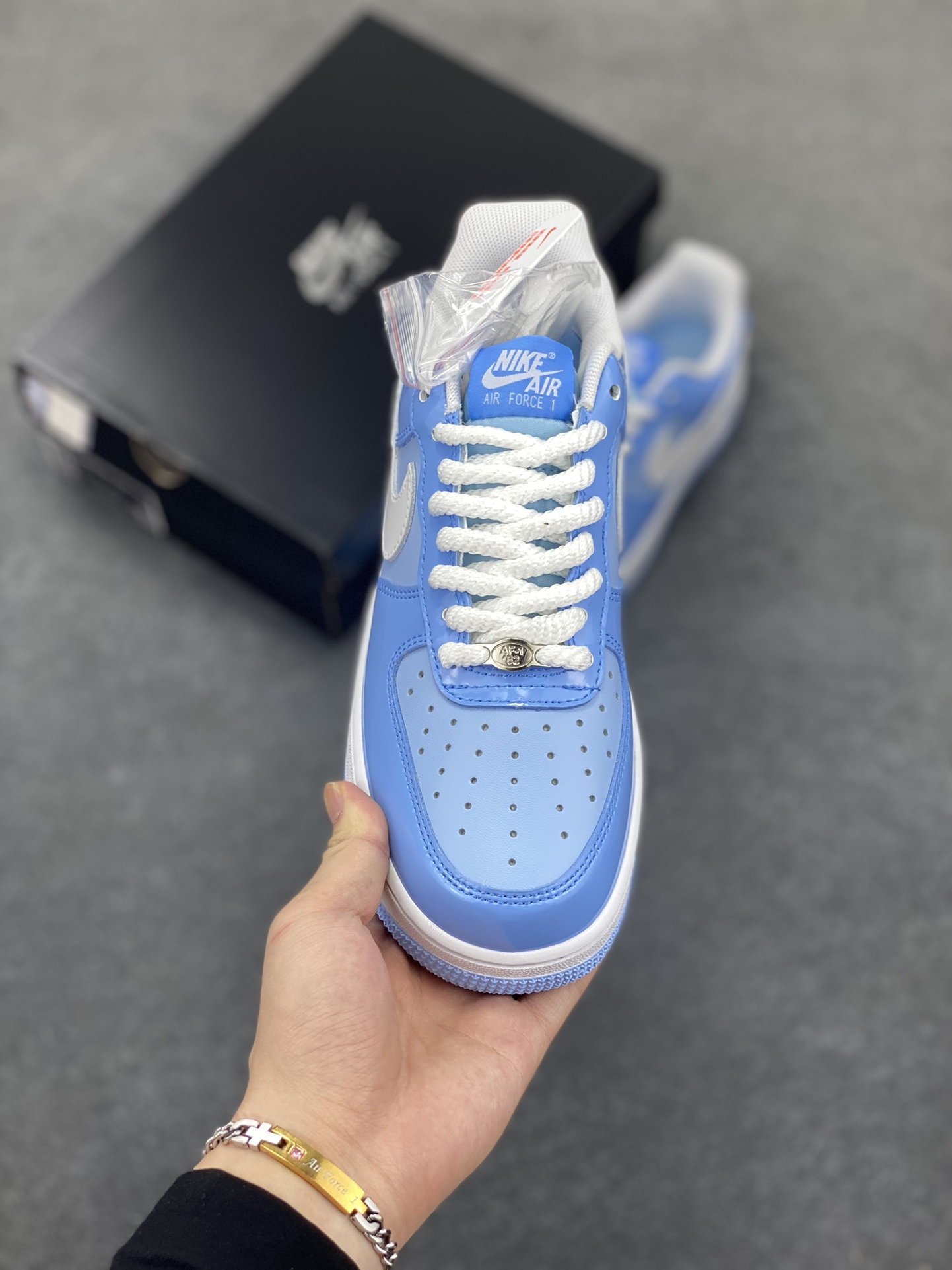 图片[2]-Nike Air Force 1 Low 镜面蓝白勾 空军一号低帮运动休闲板鞋 原楦头原纸板 打造纯正空军版型#专注外贸渠道 全掌内置蜂窝气垫 #原盒配件 原厂中底钢印、拉帮完美 货号：HV9405-400 尺码：36 36.5 37.5 38 38.5 39 40 40.5 41 42 42.5 43 44 44.5 45-选品中心