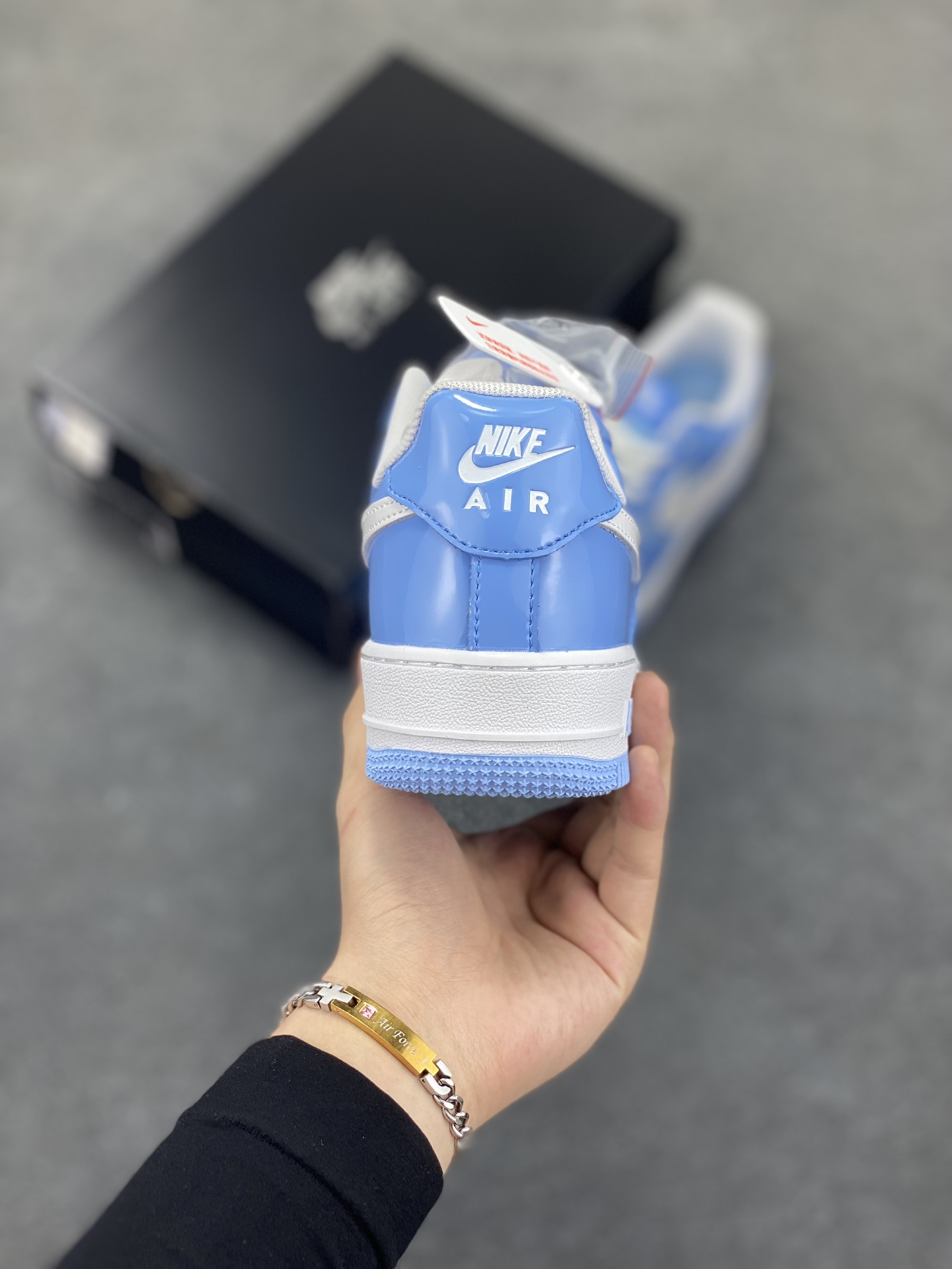 图片[4]-Nike Air Force 1 Low 镜面蓝白勾 空军一号低帮运动休闲板鞋 原楦头原纸板 打造纯正空军版型#专注外贸渠道 全掌内置蜂窝气垫 #原盒配件 原厂中底钢印、拉帮完美 货号：HV9405-400 尺码：36 36.5 37.5 38 38.5 39 40 40.5 41 42 42.5 43 44 44.5 45-选品中心
