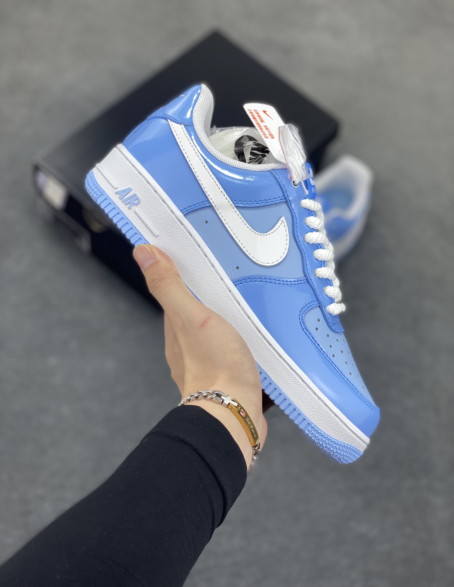 Nike Air Force 1 Low 镜面蓝白勾 空军一号低帮运动休闲板鞋 原楦头原纸板 打造纯正空军版型#专注外贸渠道 全掌内置蜂窝气垫 #原盒配件 原厂中底钢印、拉帮完美 货号:HV9405-400 尺码:36 36.5 37.5 38 38.5 39 40 40.5 41 42 42.5 43 44 44.5 45-选品中心