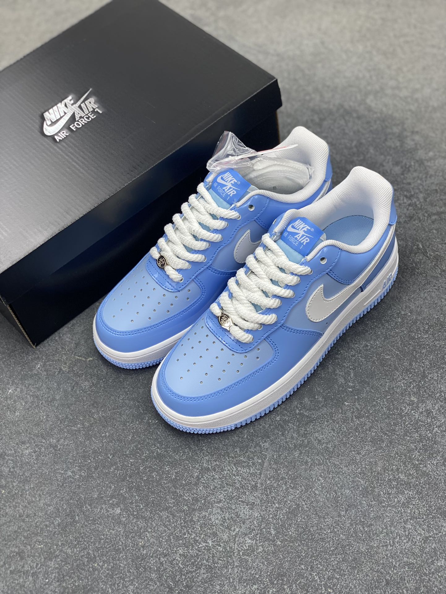 图片[8]-Nike Air Force 1 Low 镜面蓝白勾 空军一号低帮运动休闲板鞋 原楦头原纸板 打造纯正空军版型#专注外贸渠道 全掌内置蜂窝气垫 #原盒配件 原厂中底钢印、拉帮完美 货号：HV9405-400 尺码：36 36.5 37.5 38 38.5 39 40 40.5 41 42 42.5 43 44 44.5 45-选品中心