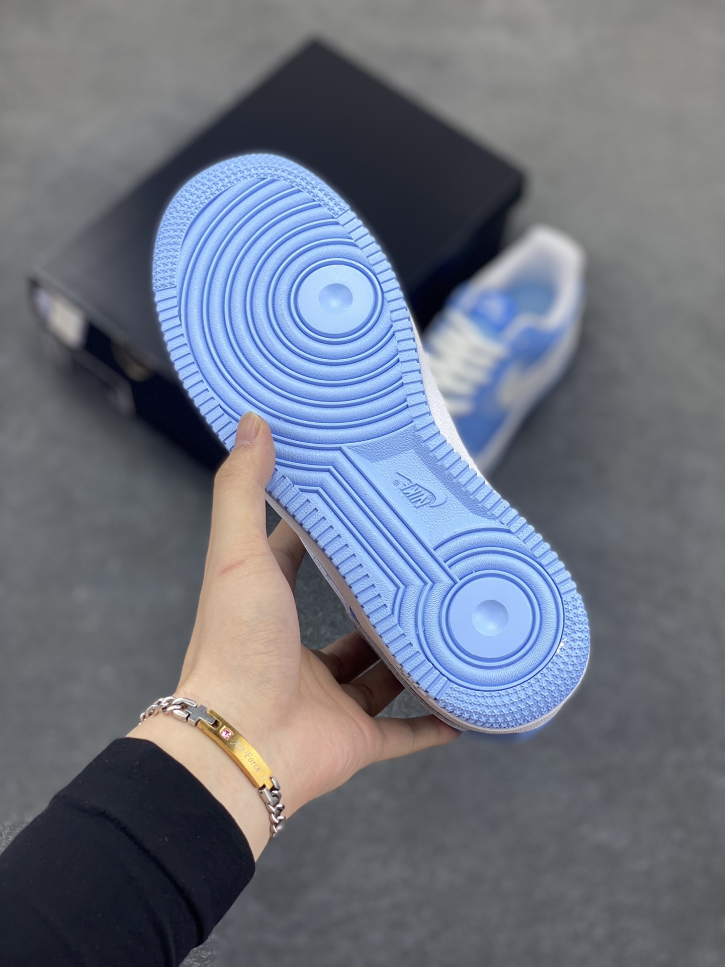 图片[5]-Nike Air Force 1 Low 镜面蓝白勾 空军一号低帮运动休闲板鞋 原楦头原纸板 打造纯正空军版型#专注外贸渠道 全掌内置蜂窝气垫 #原盒配件 原厂中底钢印、拉帮完美 货号：HV9405-400 尺码：36 36.5 37.5 38 38.5 39 40 40.5 41 42 42.5 43 44 44.5 45-选品中心