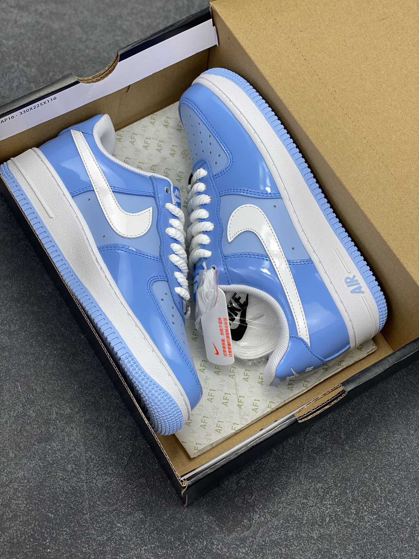 图片[9]-Nike Air Force 1 Low 镜面蓝白勾 空军一号低帮运动休闲板鞋 原楦头原纸板 打造纯正空军版型#专注外贸渠道 全掌内置蜂窝气垫 #原盒配件 原厂中底钢印、拉帮完美 货号：HV9405-400 尺码：36 36.5 37.5 38 38.5 39 40 40.5 41 42 42.5 43 44 44.5 45-选品中心