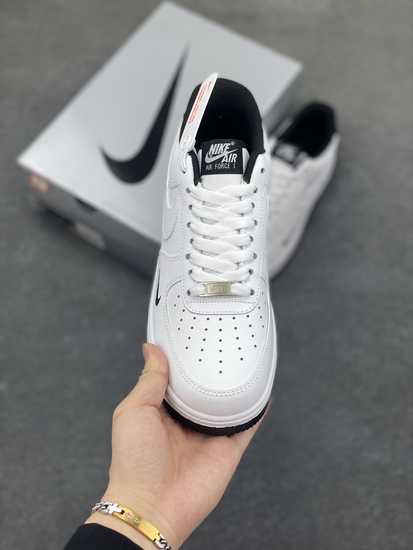 图片[2]-Undefeated x Nike Air Force 1 Low 白黑 空军一号低帮休闲板鞋 定制皮料 原装定制鞋盒 细节满满 原楦头原纸板 内置全掌气垫 货号：ZH0316-102 尺码：36 36.5 37.5 38 38.5 39 40 40.5 41 42 42.5 43 44 44.5 45-选品中心