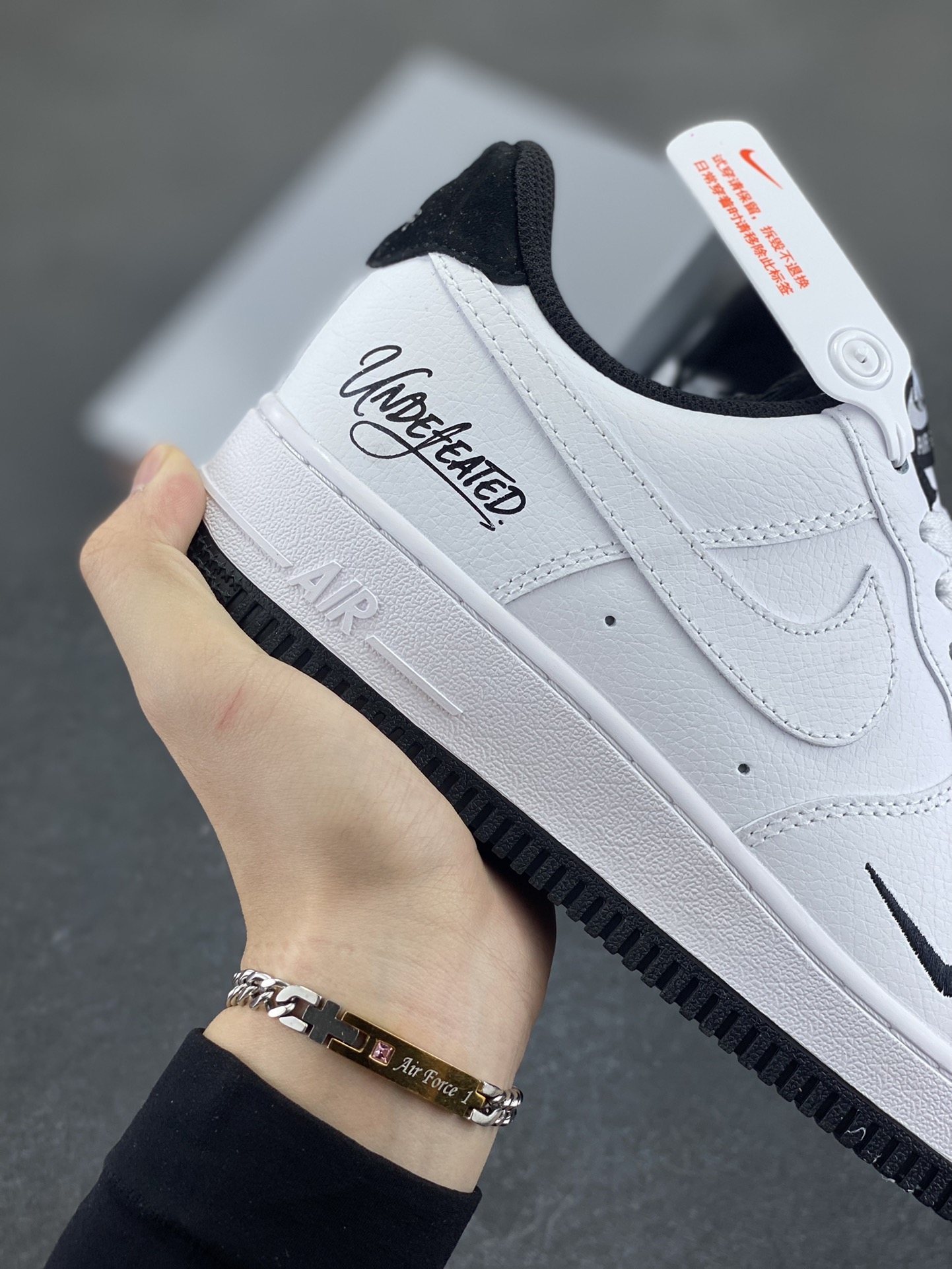 图片[6]-Undefeated x Nike Air Force 1 Low 白黑 空军一号低帮休闲板鞋 定制皮料 原装定制鞋盒 细节满满 原楦头原纸板 内置全掌气垫 货号：ZH0316-102 尺码：36 36.5 37.5 38 38.5 39 40 40.5 41 42 42.5 43 44 44.5 45-选品中心