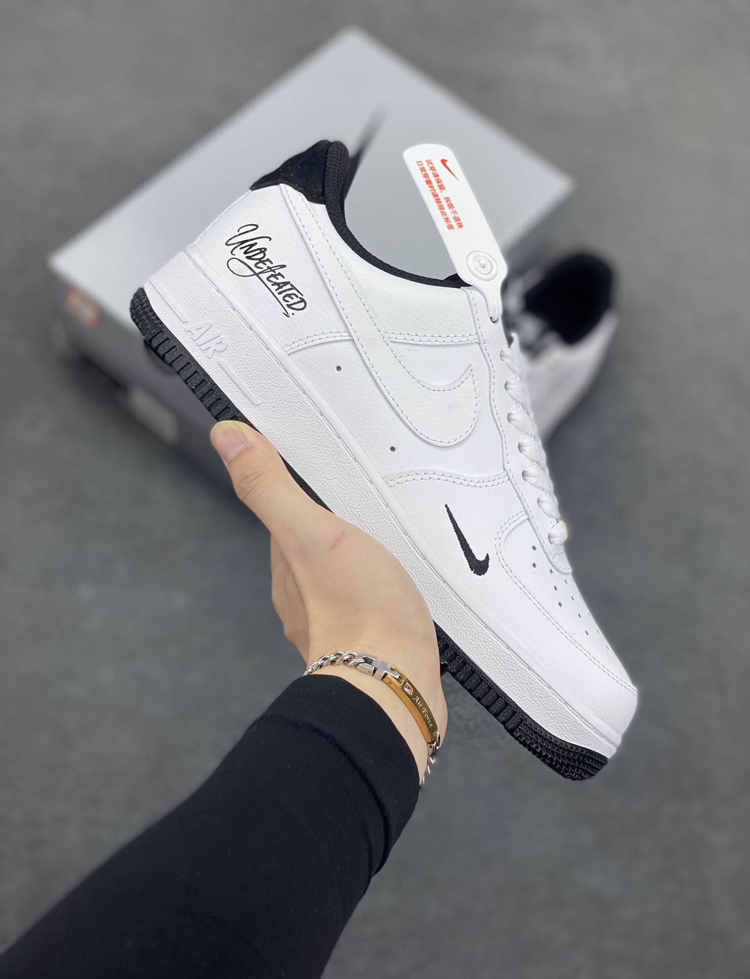 Undefeated x Nike Air Force 1 Low 白黑 空军一号低帮休闲板鞋 定制皮料 原装定制鞋盒 细节满满 原楦头原纸板 内置全掌气垫 货号：ZH0316-102 尺码：36 36.5 37.5 38 38.5 39 40 40.5 41 42 42.5 43 44 44.5 45-选品中心