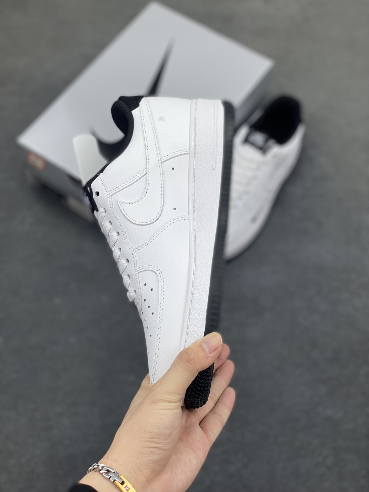 图片[3]-Undefeated x Nike Air Force 1 Low 白黑 空军一号低帮休闲板鞋 定制皮料 原装定制鞋盒 细节满满 原楦头原纸板 内置全掌气垫 货号：ZH0316-102 尺码：36 36.5 37.5 38 38.5 39 40 40.5 41 42 42.5 43 44 44.5 45-选品中心