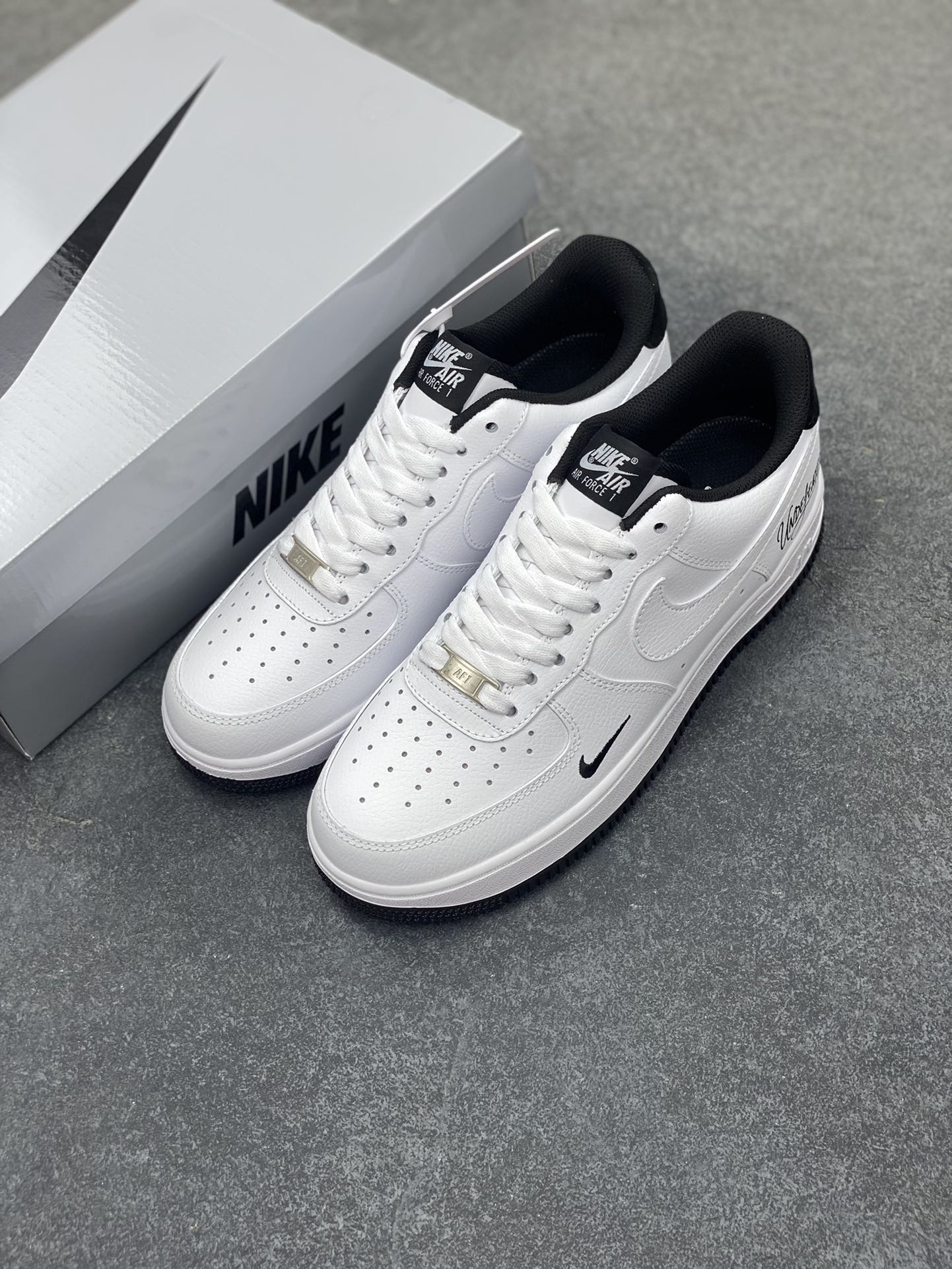 图片[8]-Undefeated x Nike Air Force 1 Low 白黑 空军一号低帮休闲板鞋 定制皮料 原装定制鞋盒 细节满满 原楦头原纸板 内置全掌气垫 货号：ZH0316-102 尺码：36 36.5 37.5 38 38.5 39 40 40.5 41 42 42.5 43 44 44.5 45-选品中心