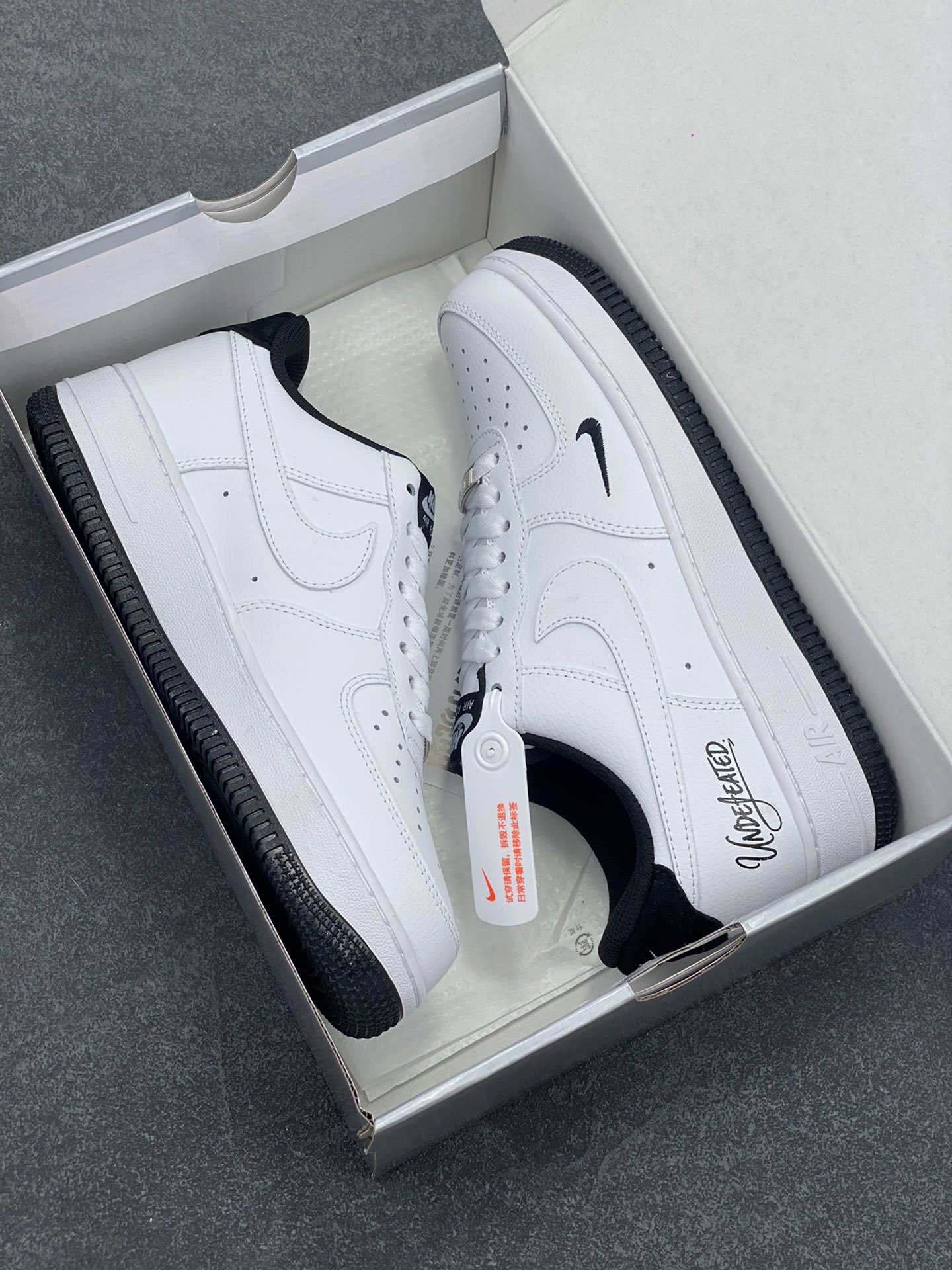 图片[9]-Undefeated x Nike Air Force 1 Low 白黑 空军一号低帮休闲板鞋 定制皮料 原装定制鞋盒 细节满满 原楦头原纸板 内置全掌气垫 货号：ZH0316-102 尺码：36 36.5 37.5 38 38.5 39 40 40.5 41 42 42.5 43 44 44.5 45-选品中心