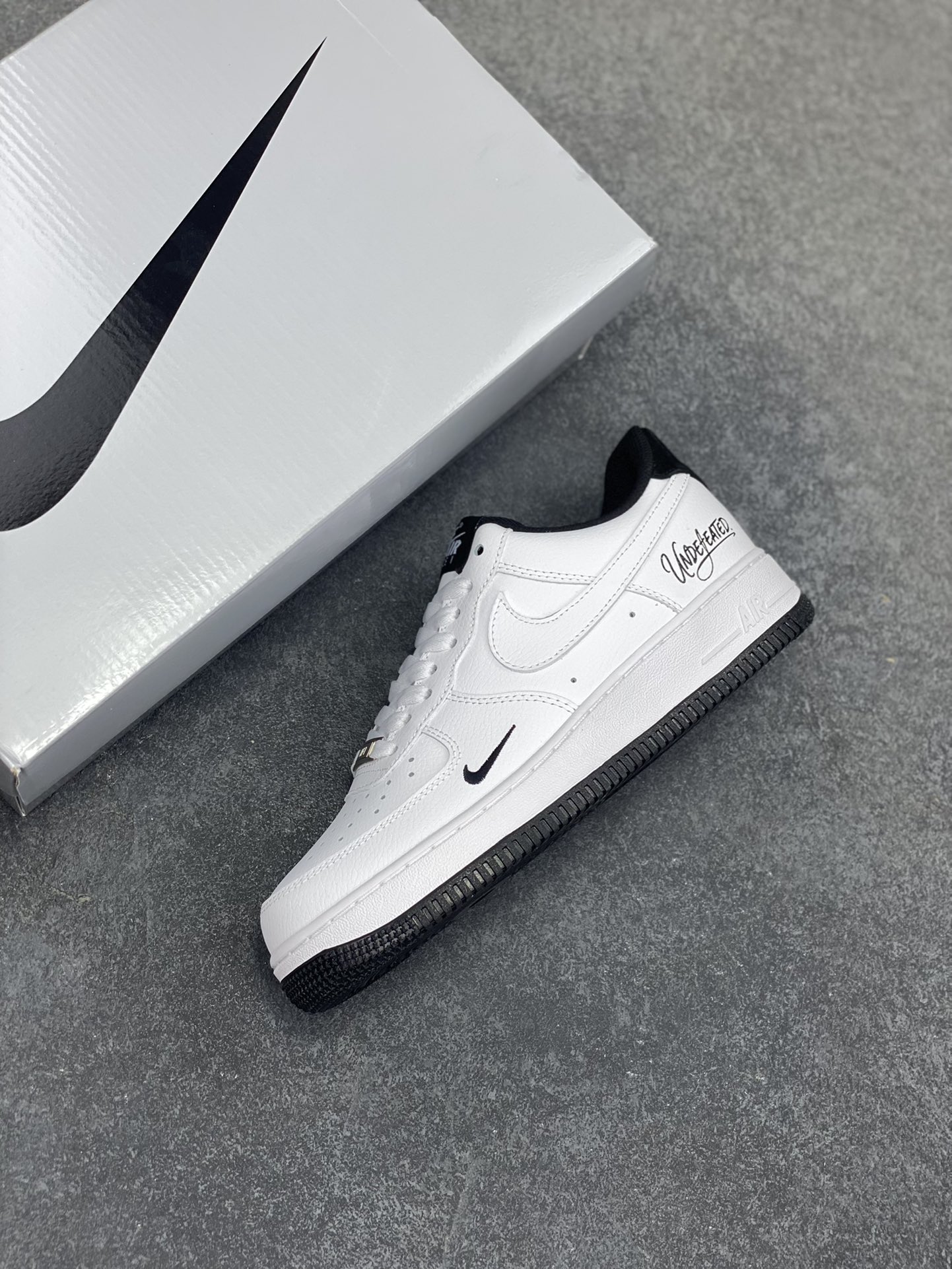 图片[7]-Undefeated x Nike Air Force 1 Low 白黑 空军一号低帮休闲板鞋 定制皮料 原装定制鞋盒 细节满满 原楦头原纸板 内置全掌气垫 货号：ZH0316-102 尺码：36 36.5 37.5 38 38.5 39 40 40.5 41 42 42.5 43 44 44.5 45-选品中心