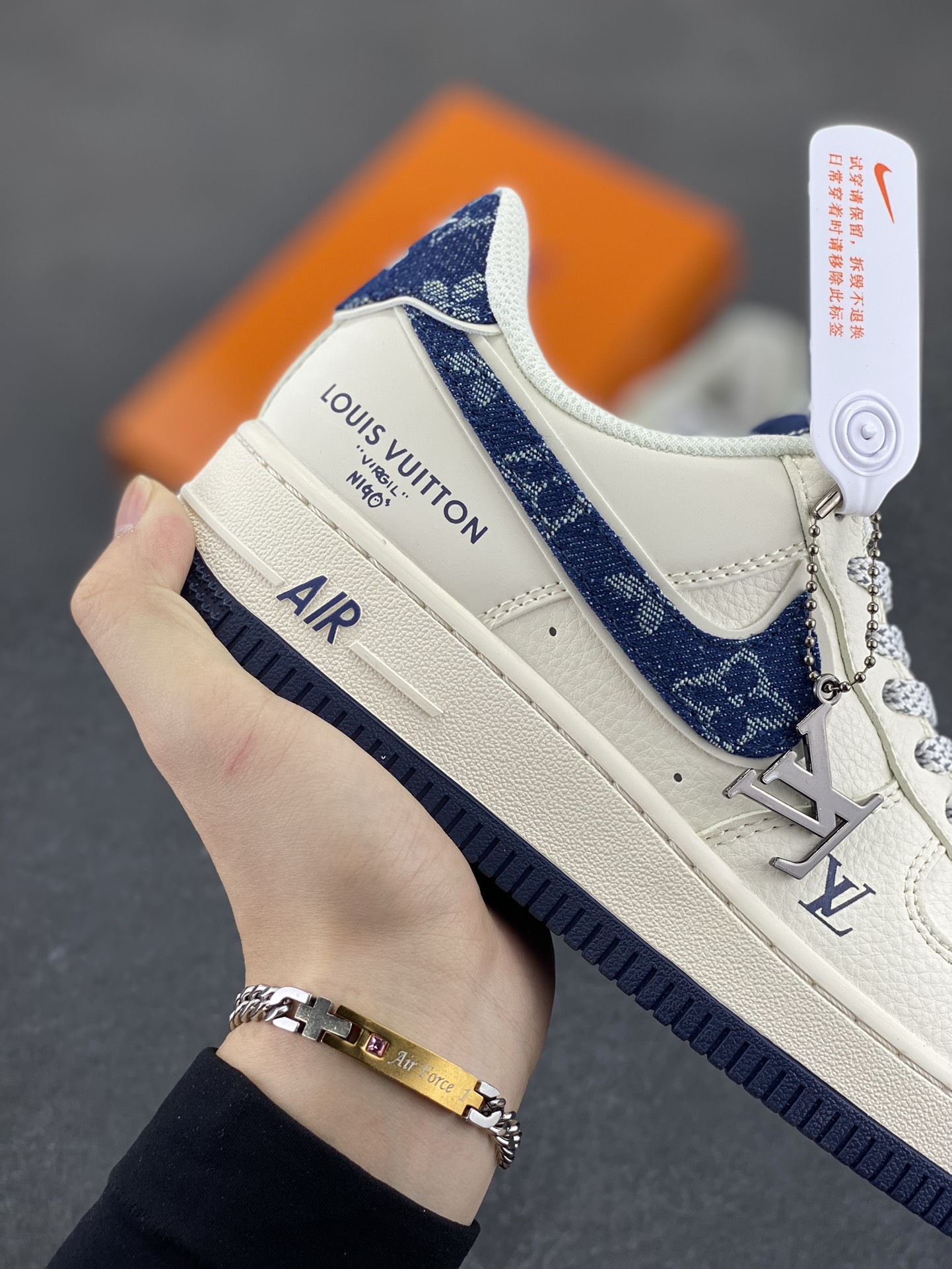 图片[6]-NIke Air Force 1 \’07 Low “LV联名——米蓝牛仔勾”空军一号 低帮 运动鞋 休闲鞋 折边针车 工艺难度大 原楦头原纸板 原装鞋盒 定制五金配件 内置全掌气垫 原厂鞋底 货号：SM6668-102 尺码：36 36.5 37.5 38 38.5 39 40 40.5 41 42 42.5 43 44 44.5 45-选品中心