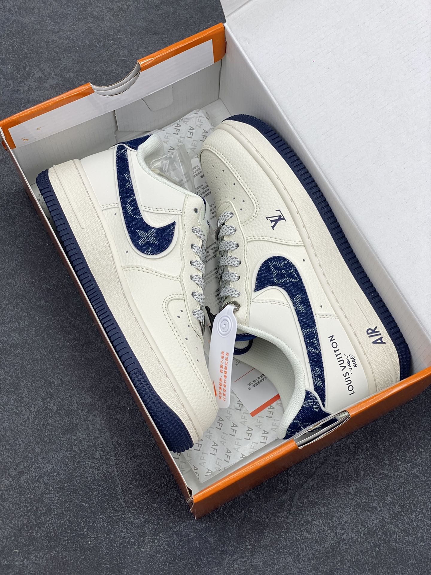 图片[9]-NIke Air Force 1 \’07 Low “LV联名——米蓝牛仔勾”空军一号 低帮 运动鞋 休闲鞋 折边针车 工艺难度大 原楦头原纸板 原装鞋盒 定制五金配件 内置全掌气垫 原厂鞋底 货号：SM6668-102 尺码：36 36.5 37.5 38 38.5 39 40 40.5 41 42 42.5 43 44 44.5 45-选品中心