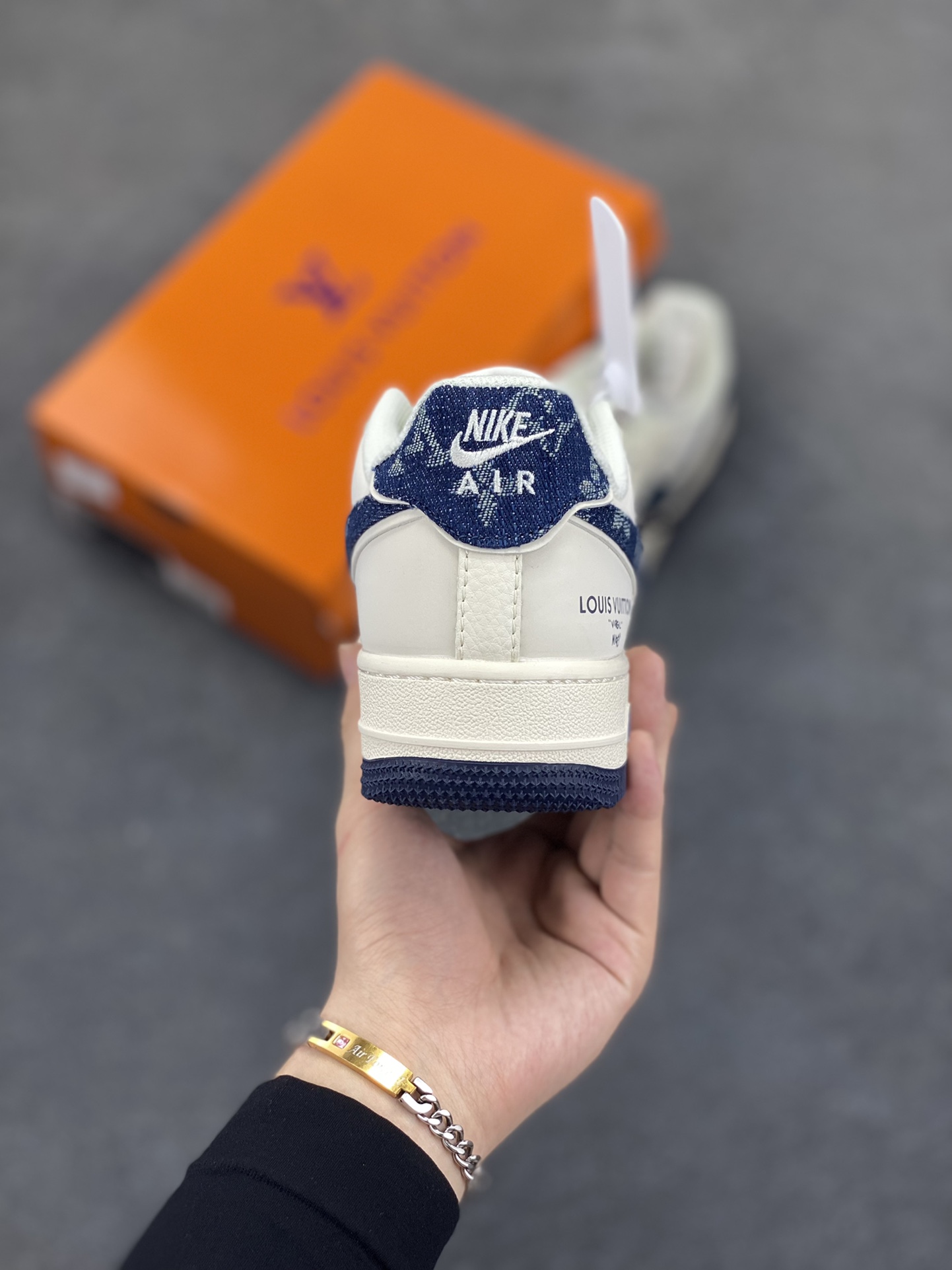 图片[4]-NIke Air Force 1 \’07 Low “LV联名——米蓝牛仔勾”空军一号 低帮 运动鞋 休闲鞋 折边针车 工艺难度大 原楦头原纸板 原装鞋盒 定制五金配件 内置全掌气垫 原厂鞋底 货号：SM6668-102 尺码：36 36.5 37.5 38 38.5 39 40 40.5 41 42 42.5 43 44 44.5 45-选品中心