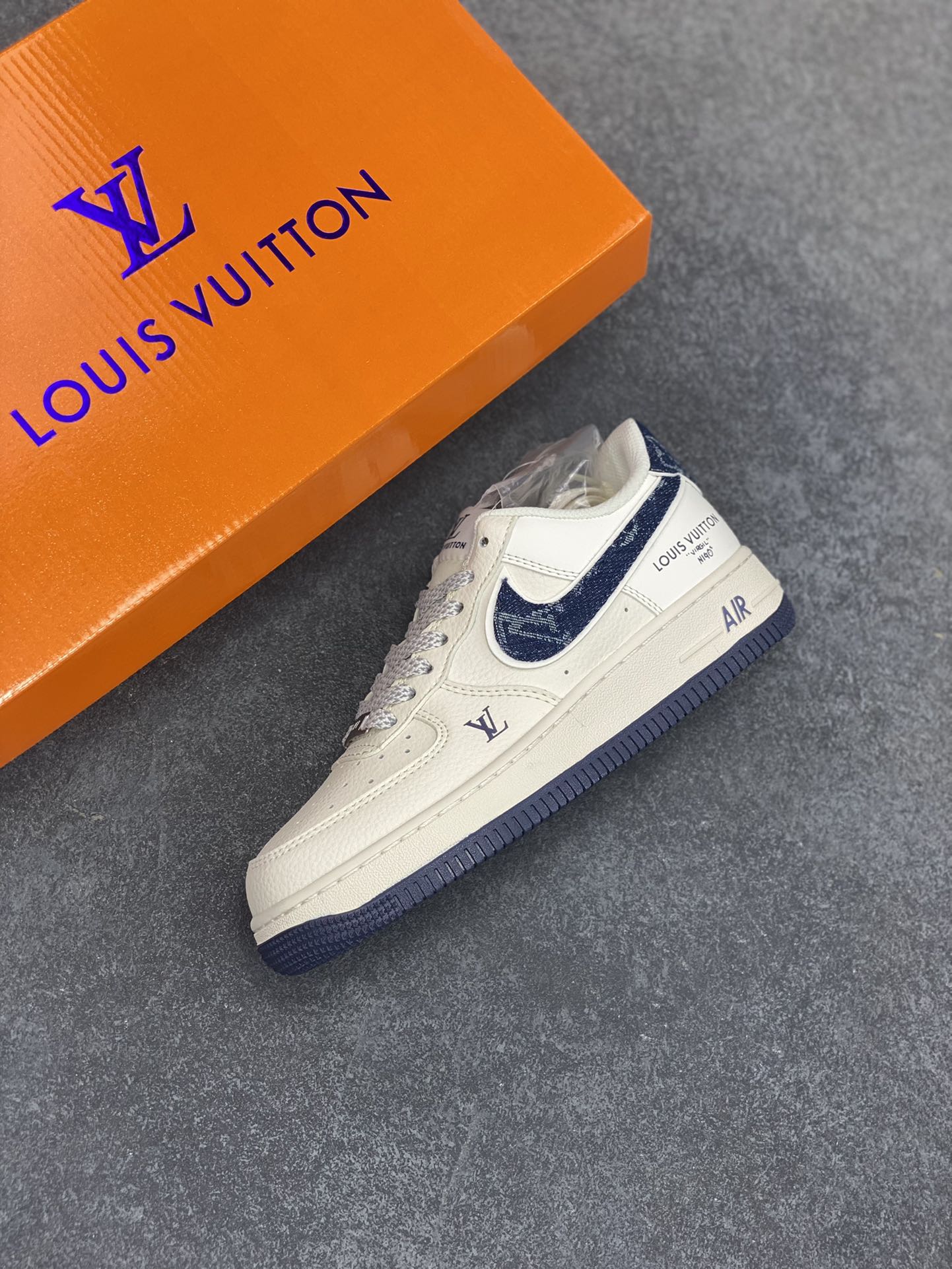 图片[7]-NIke Air Force 1 \’07 Low “LV联名——米蓝牛仔勾”空军一号 低帮 运动鞋 休闲鞋 折边针车 工艺难度大 原楦头原纸板 原装鞋盒 定制五金配件 内置全掌气垫 原厂鞋底 货号：SM6668-102 尺码：36 36.5 37.5 38 38.5 39 40 40.5 41 42 42.5 43 44 44.5 45-选品中心