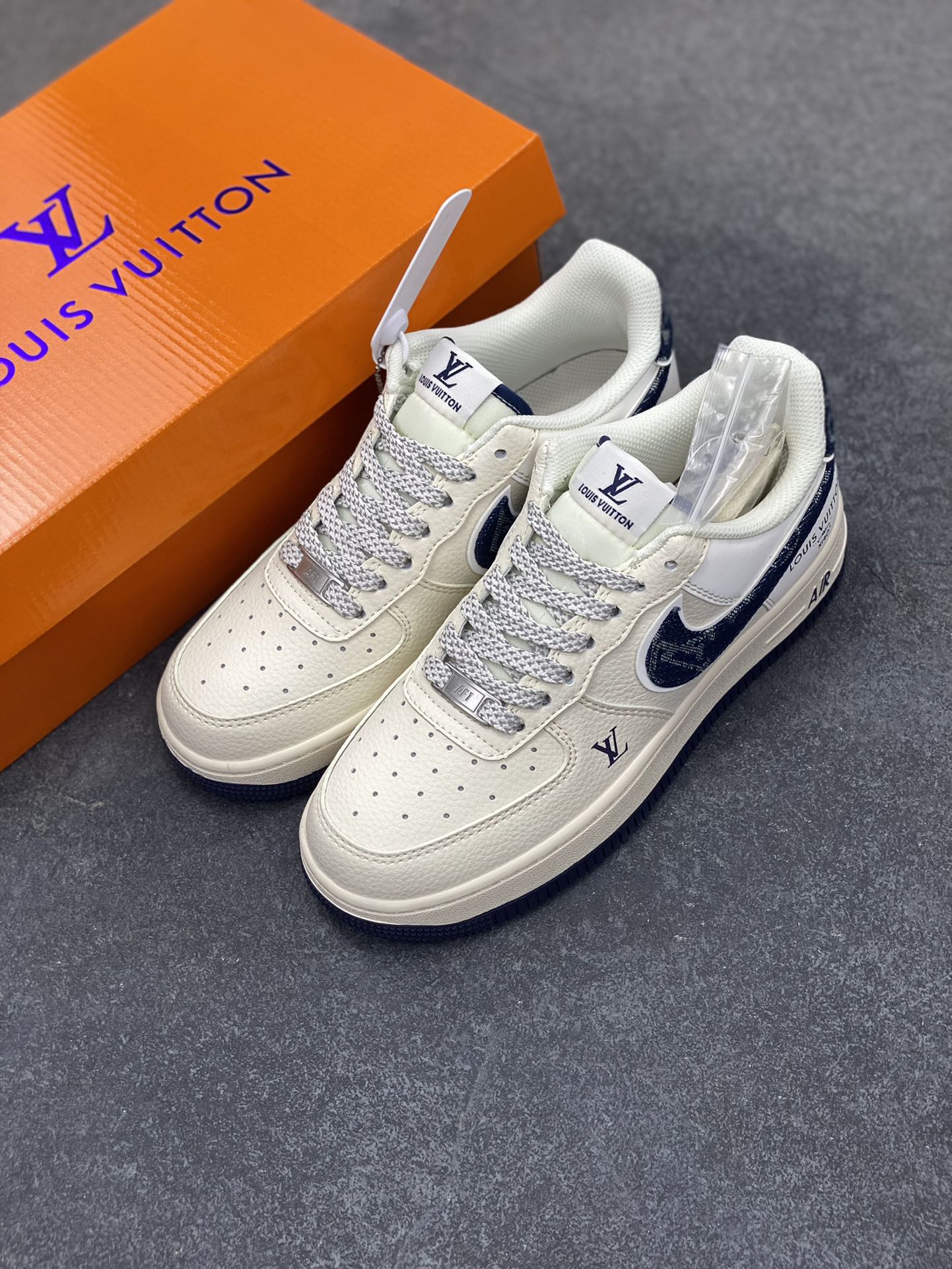 图片[8]-NIke Air Force 1 \’07 Low “LV联名——米蓝牛仔勾”空军一号 低帮 运动鞋 休闲鞋 折边针车 工艺难度大 原楦头原纸板 原装鞋盒 定制五金配件 内置全掌气垫 原厂鞋底 货号：SM6668-102 尺码：36 36.5 37.5 38 38.5 39 40 40.5 41 42 42.5 43 44 44.5 45-选品中心