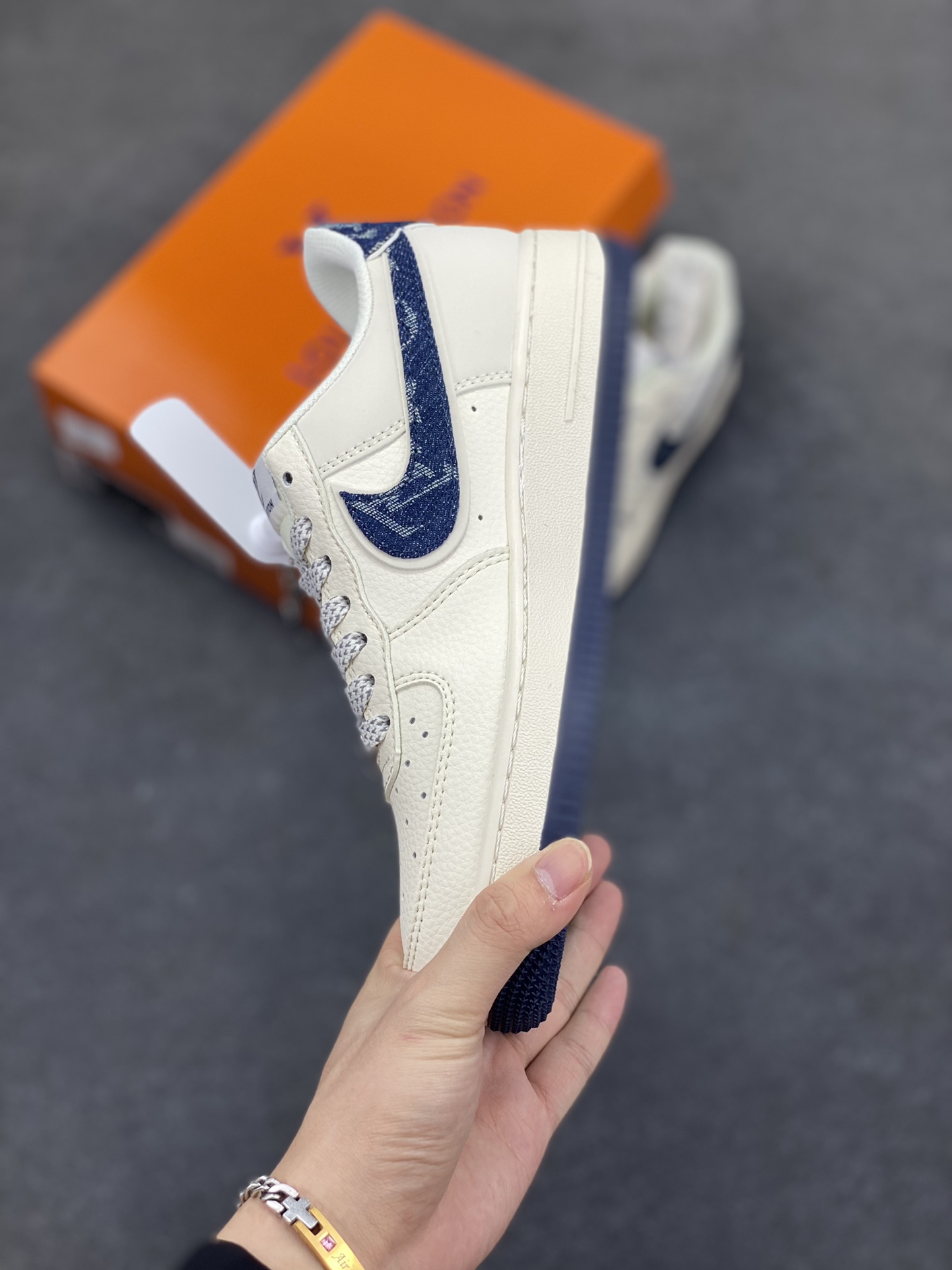 图片[3]-NIke Air Force 1 \’07 Low “LV联名——米蓝牛仔勾”空军一号 低帮 运动鞋 休闲鞋 折边针车 工艺难度大 原楦头原纸板 原装鞋盒 定制五金配件 内置全掌气垫 原厂鞋底 货号：SM6668-102 尺码：36 36.5 37.5 38 38.5 39 40 40.5 41 42 42.5 43 44 44.5 45-选品中心