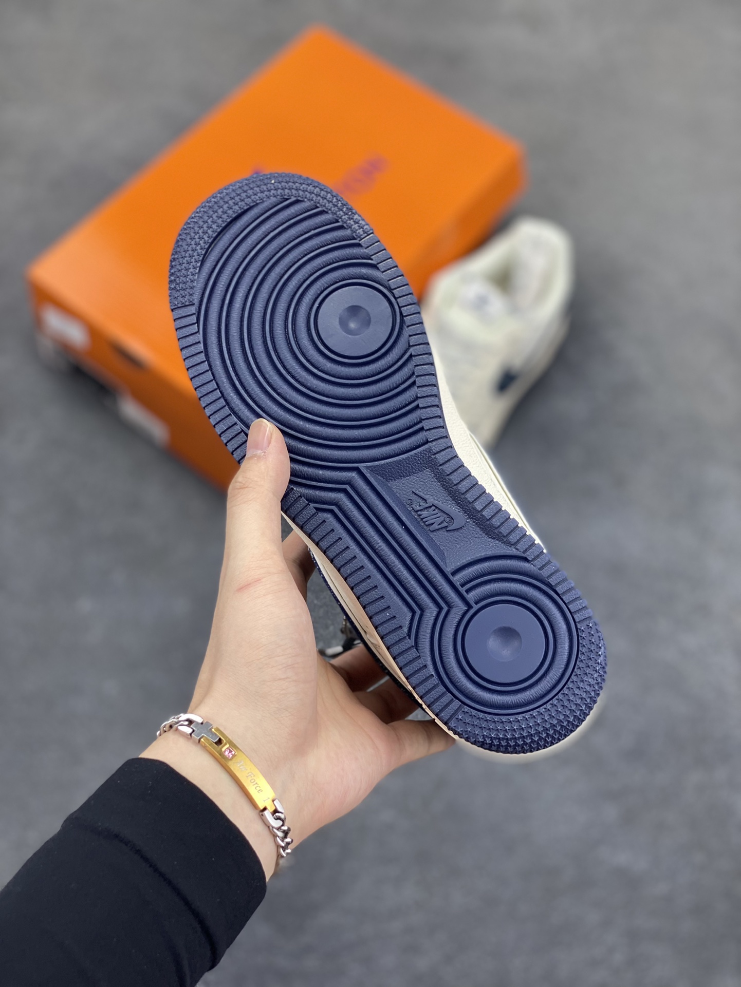 图片[5]-NIke Air Force 1 \’07 Low “LV联名——米蓝牛仔勾”空军一号 低帮 运动鞋 休闲鞋 折边针车 工艺难度大 原楦头原纸板 原装鞋盒 定制五金配件 内置全掌气垫 原厂鞋底 货号：SM6668-102 尺码：36 36.5 37.5 38 38.5 39 40 40.5 41 42 42.5 43 44 44.5 45-选品中心