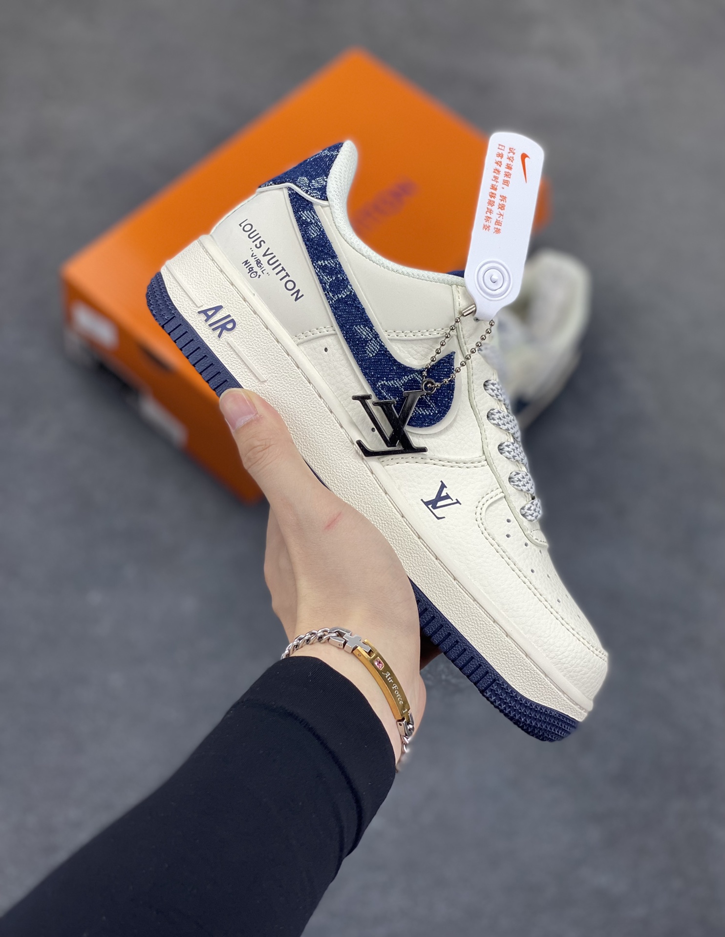 NIke Air Force 1 \'07 Low “LV联名——米蓝牛仔勾”空军一号 低帮 运动鞋 休闲鞋 折边针车 工艺难度大 原楦头原纸板 原装鞋盒 定制五金配件 内置全掌气垫 原厂鞋底 货号：SM6668-102 尺码：36 36.5 37.5 38 38.5 39 40 40.5 41 42 42.5 43 44 44.5 45-选品中心