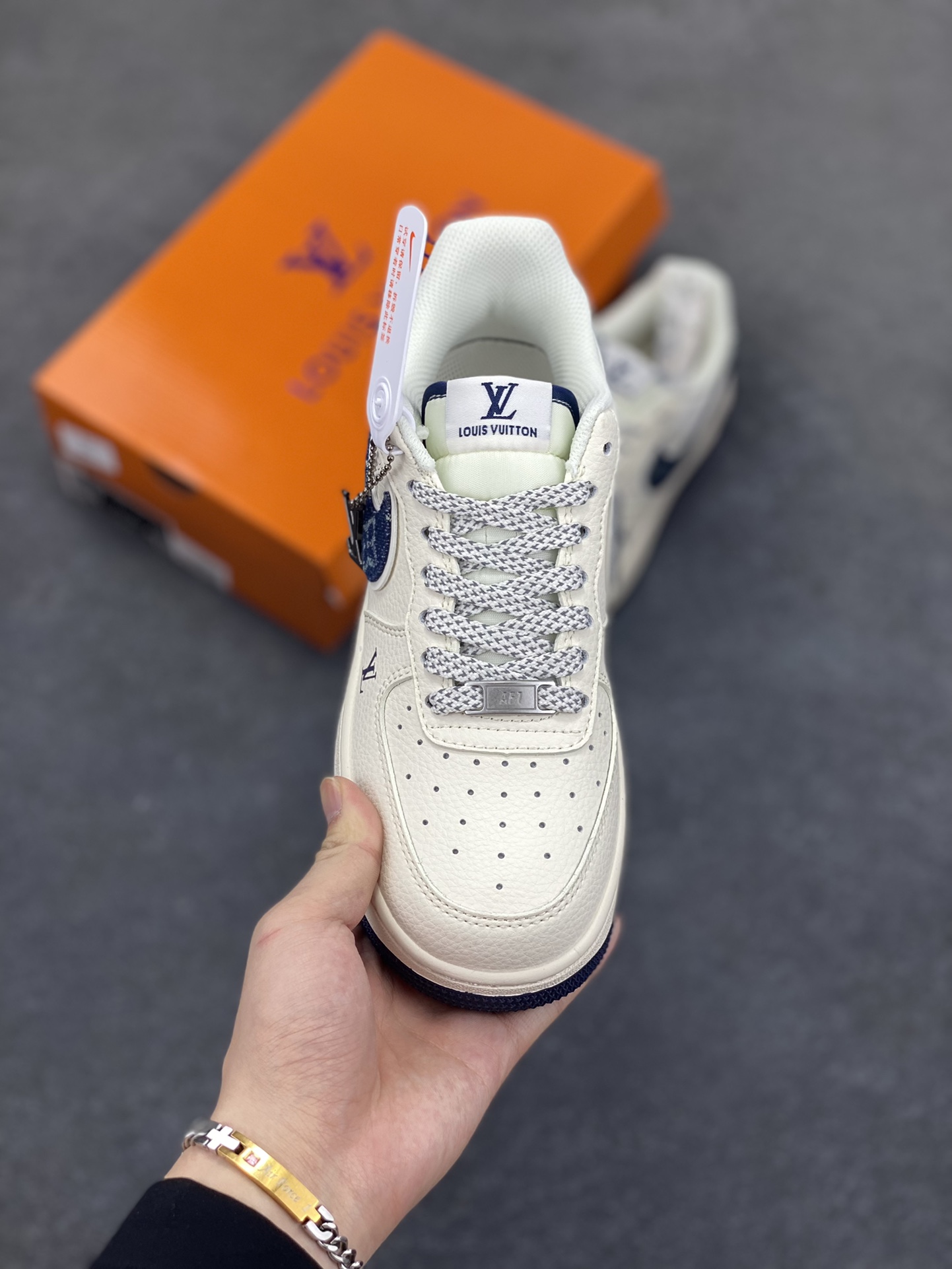 图片[2]-NIke Air Force 1 \’07 Low “LV联名——米蓝牛仔勾”空军一号 低帮 运动鞋 休闲鞋 折边针车 工艺难度大 原楦头原纸板 原装鞋盒 定制五金配件 内置全掌气垫 原厂鞋底 货号：SM6668-102 尺码：36 36.5 37.5 38 38.5 39 40 40.5 41 42 42.5 43 44 44.5 45-选品中心