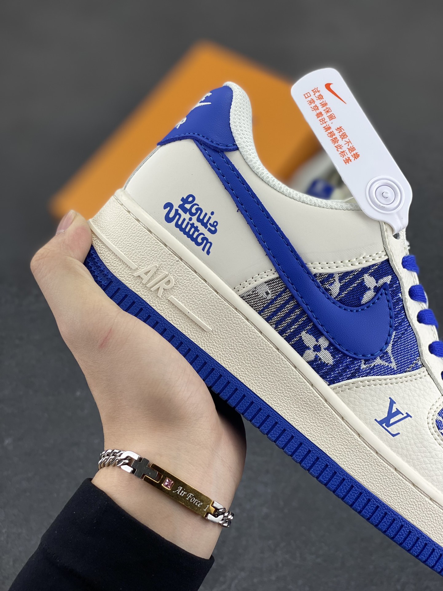 图片[6]-NIke Air Force 1 \’07 Low “LV联名——花布蓝勾”空军一号 低帮 运动鞋 休闲鞋 折边针车 工艺难度大 原楦头原纸板 原装鞋盒 定制五金配件 内置全掌气垫 原厂鞋底 货号：XS1958-584 尺码：36 36.5 37.5 38 38.5 39 40 40.5 41 42 42.5 43 44 44.5 45-选品中心