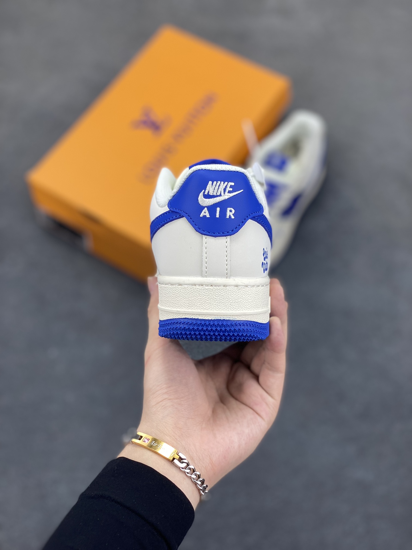 图片[4]-NIke Air Force 1 \’07 Low “LV联名——花布蓝勾”空军一号 低帮 运动鞋 休闲鞋 折边针车 工艺难度大 原楦头原纸板 原装鞋盒 定制五金配件 内置全掌气垫 原厂鞋底 货号：XS1958-584 尺码：36 36.5 37.5 38 38.5 39 40 40.5 41 42 42.5 43 44 44.5 45-选品中心