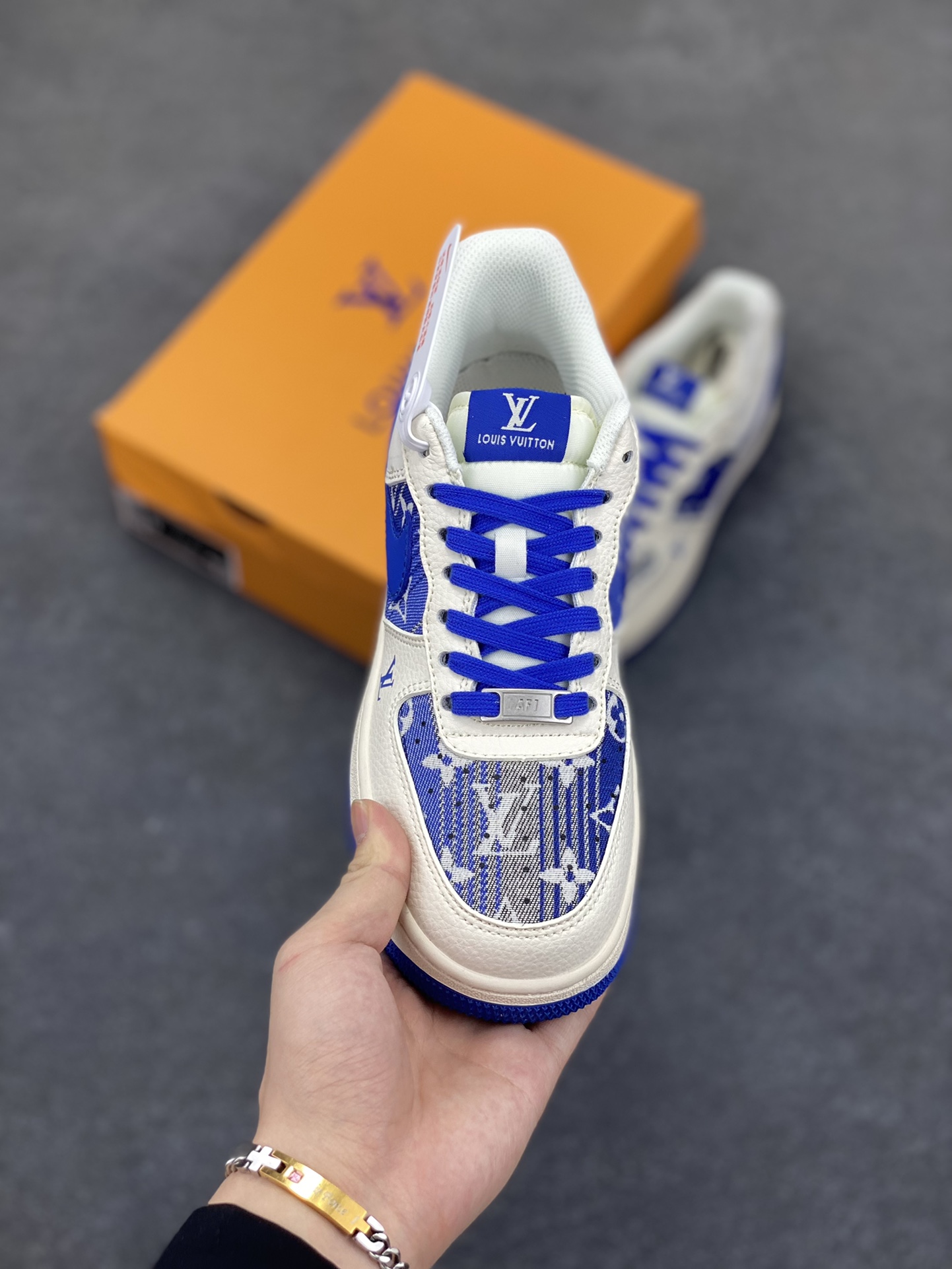 图片[2]-NIke Air Force 1 \’07 Low “LV联名——花布蓝勾”空军一号 低帮 运动鞋 休闲鞋 折边针车 工艺难度大 原楦头原纸板 原装鞋盒 定制五金配件 内置全掌气垫 原厂鞋底 货号：XS1958-584 尺码：36 36.5 37.5 38 38.5 39 40 40.5 41 42 42.5 43 44 44.5 45-选品中心