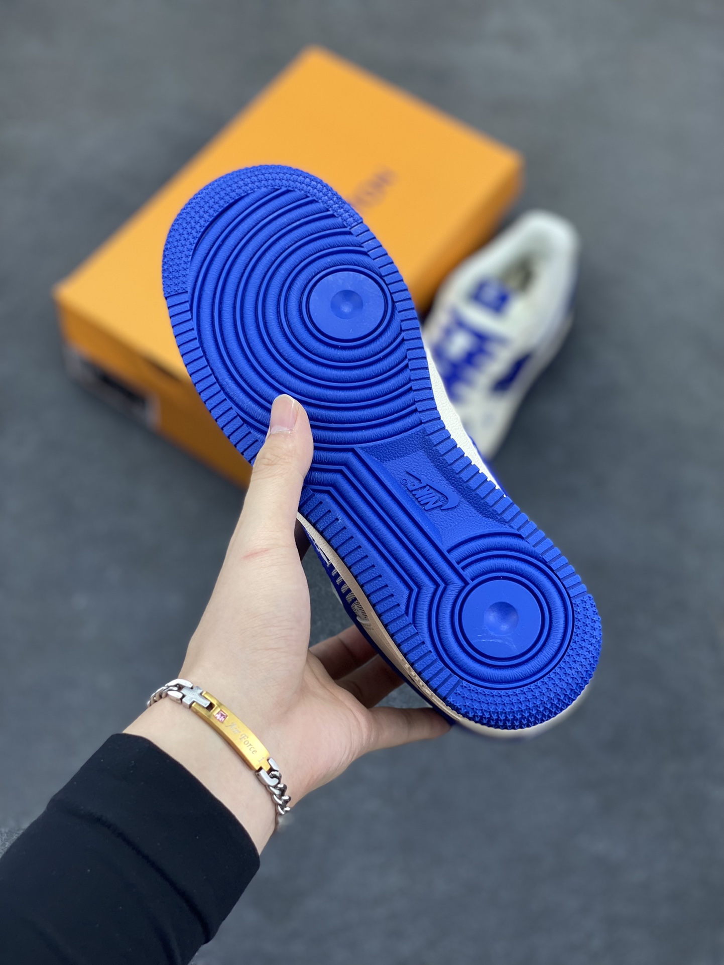 图片[5]-NIke Air Force 1 \’07 Low “LV联名——花布蓝勾”空军一号 低帮 运动鞋 休闲鞋 折边针车 工艺难度大 原楦头原纸板 原装鞋盒 定制五金配件 内置全掌气垫 原厂鞋底 货号：XS1958-584 尺码：36 36.5 37.5 38 38.5 39 40 40.5 41 42 42.5 43 44 44.5 45-选品中心