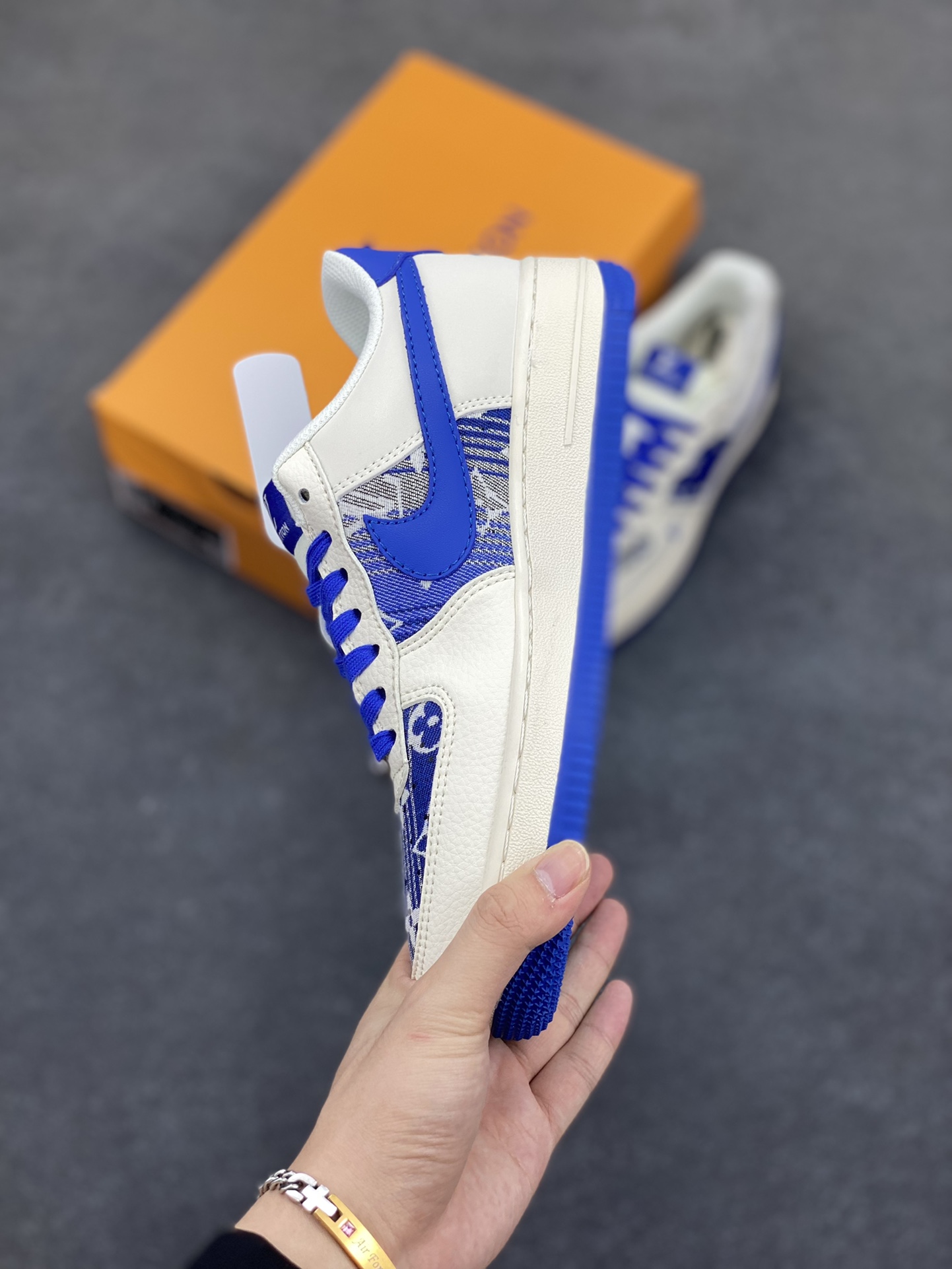 图片[3]-NIke Air Force 1 \’07 Low “LV联名——花布蓝勾”空军一号 低帮 运动鞋 休闲鞋 折边针车 工艺难度大 原楦头原纸板 原装鞋盒 定制五金配件 内置全掌气垫 原厂鞋底 货号：XS1958-584 尺码：36 36.5 37.5 38 38.5 39 40 40.5 41 42 42.5 43 44 44.5 45-选品中心