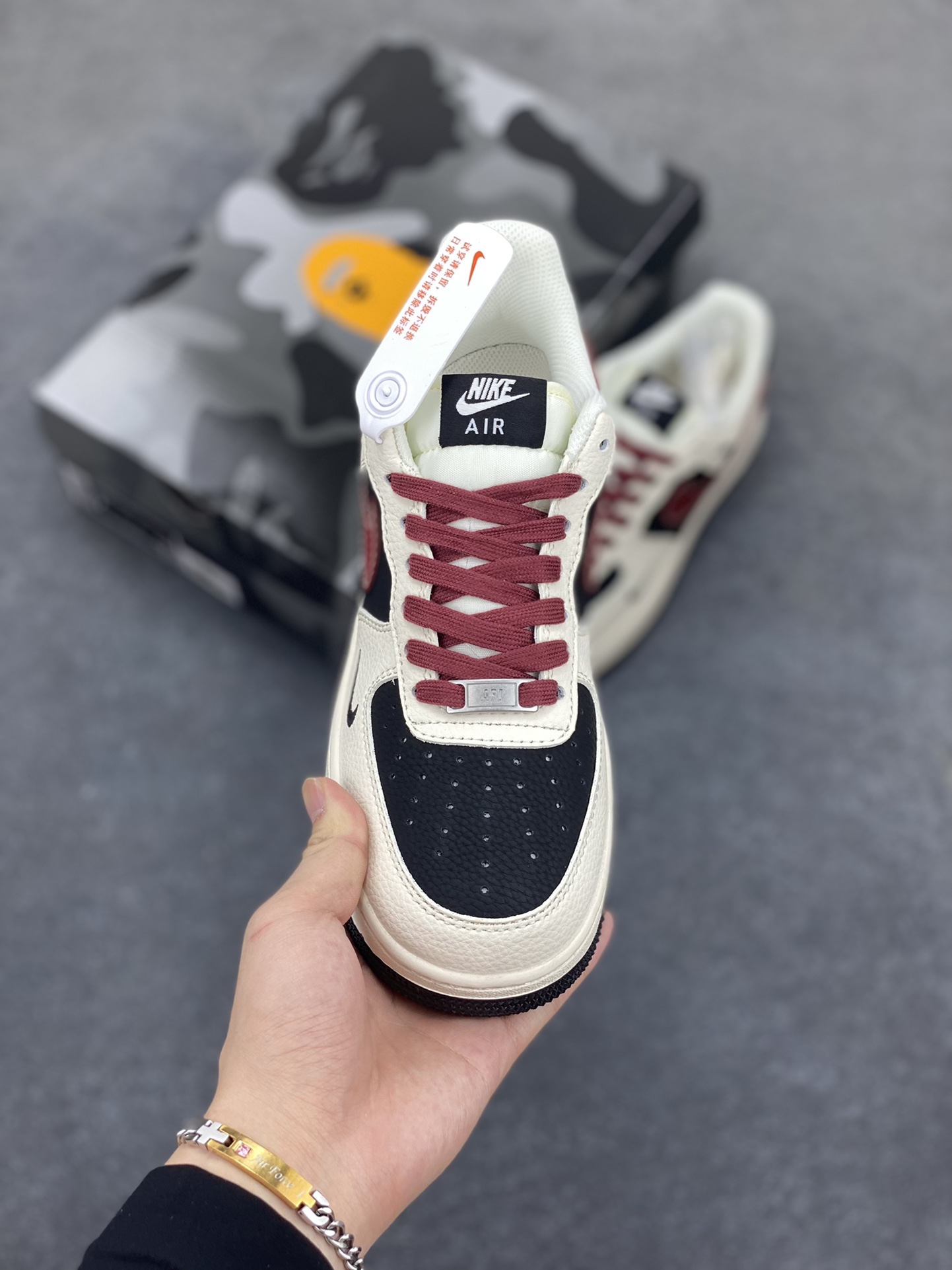 图片[2]-Nike Air Force 1 \’07 Low “Bape联名——米黑拼接酒红”空军一号 低帮 运动鞋 休闲鞋 折边针车 工艺难度大 原楦头原纸板 原装鞋盒 定制五金配件 内置全掌气垫 原厂鞋底 货号：QW5836-007 尺码：36 36.5 37.5 38 38.5 39 40 40.5 41 42 42.5 43 44 44.5 45-选品中心