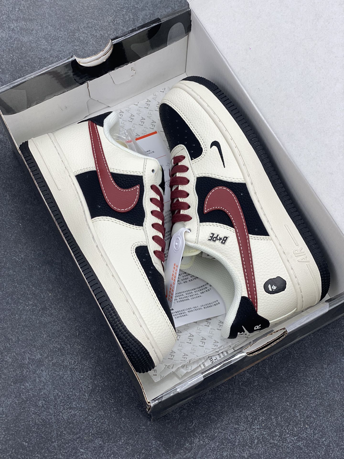 图片[9]-Nike Air Force 1 \’07 Low “Bape联名——米黑拼接酒红”空军一号 低帮 运动鞋 休闲鞋 折边针车 工艺难度大 原楦头原纸板 原装鞋盒 定制五金配件 内置全掌气垫 原厂鞋底 货号：QW5836-007 尺码：36 36.5 37.5 38 38.5 39 40 40.5 41 42 42.5 43 44 44.5 45-选品中心