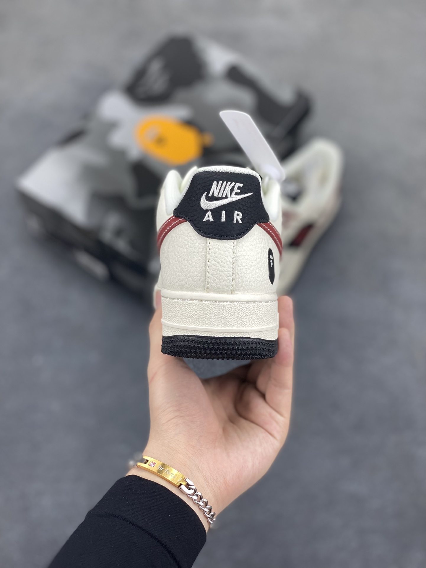 图片[4]-Nike Air Force 1 \’07 Low “Bape联名——米黑拼接酒红”空军一号 低帮 运动鞋 休闲鞋 折边针车 工艺难度大 原楦头原纸板 原装鞋盒 定制五金配件 内置全掌气垫 原厂鞋底 货号：QW5836-007 尺码：36 36.5 37.5 38 38.5 39 40 40.5 41 42 42.5 43 44 44.5 45-选品中心