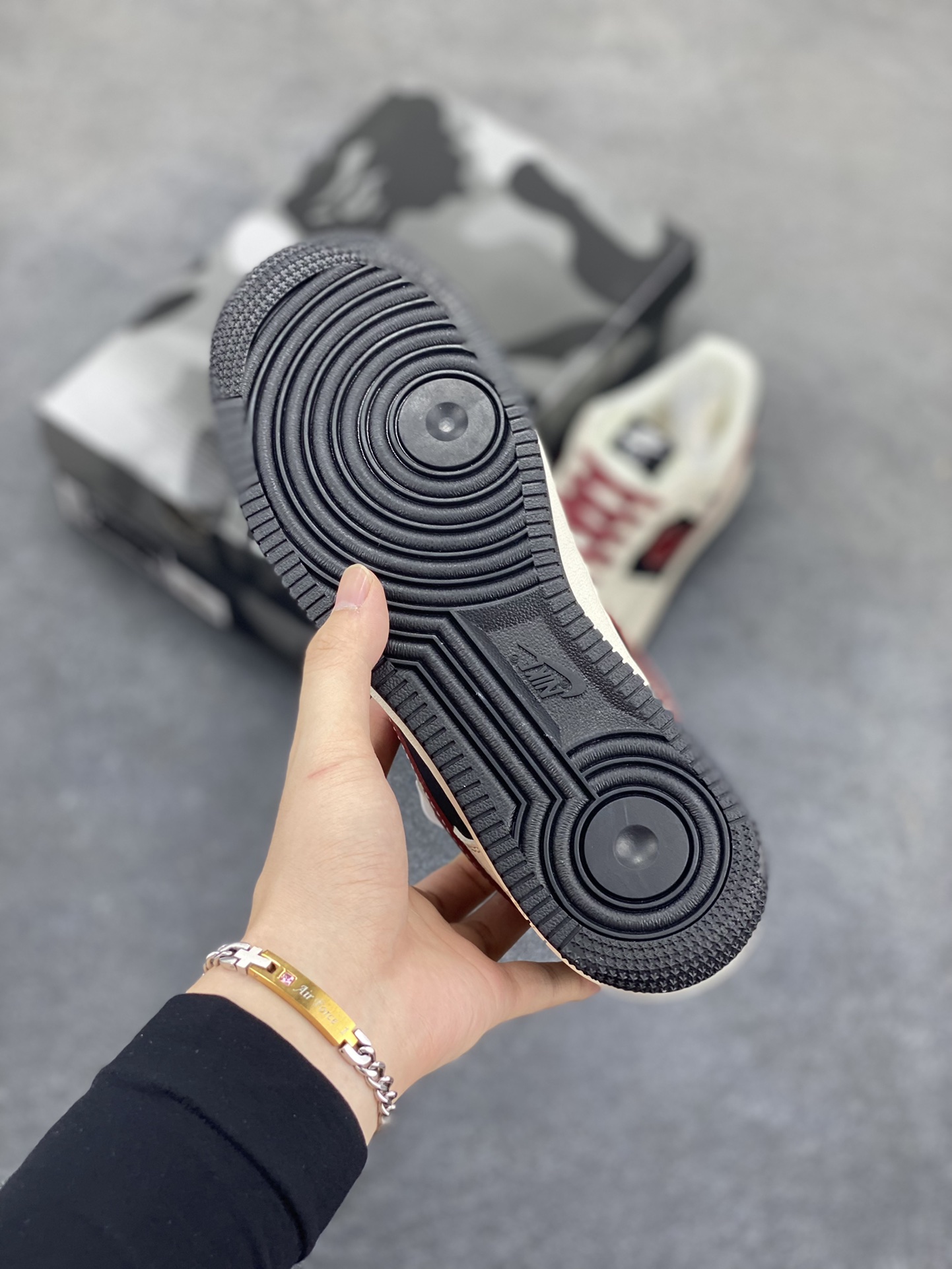 图片[5]-Nike Air Force 1 \’07 Low “Bape联名——米黑拼接酒红”空军一号 低帮 运动鞋 休闲鞋 折边针车 工艺难度大 原楦头原纸板 原装鞋盒 定制五金配件 内置全掌气垫 原厂鞋底 货号：QW5836-007 尺码：36 36.5 37.5 38 38.5 39 40 40.5 41 42 42.5 43 44 44.5 45-选品中心