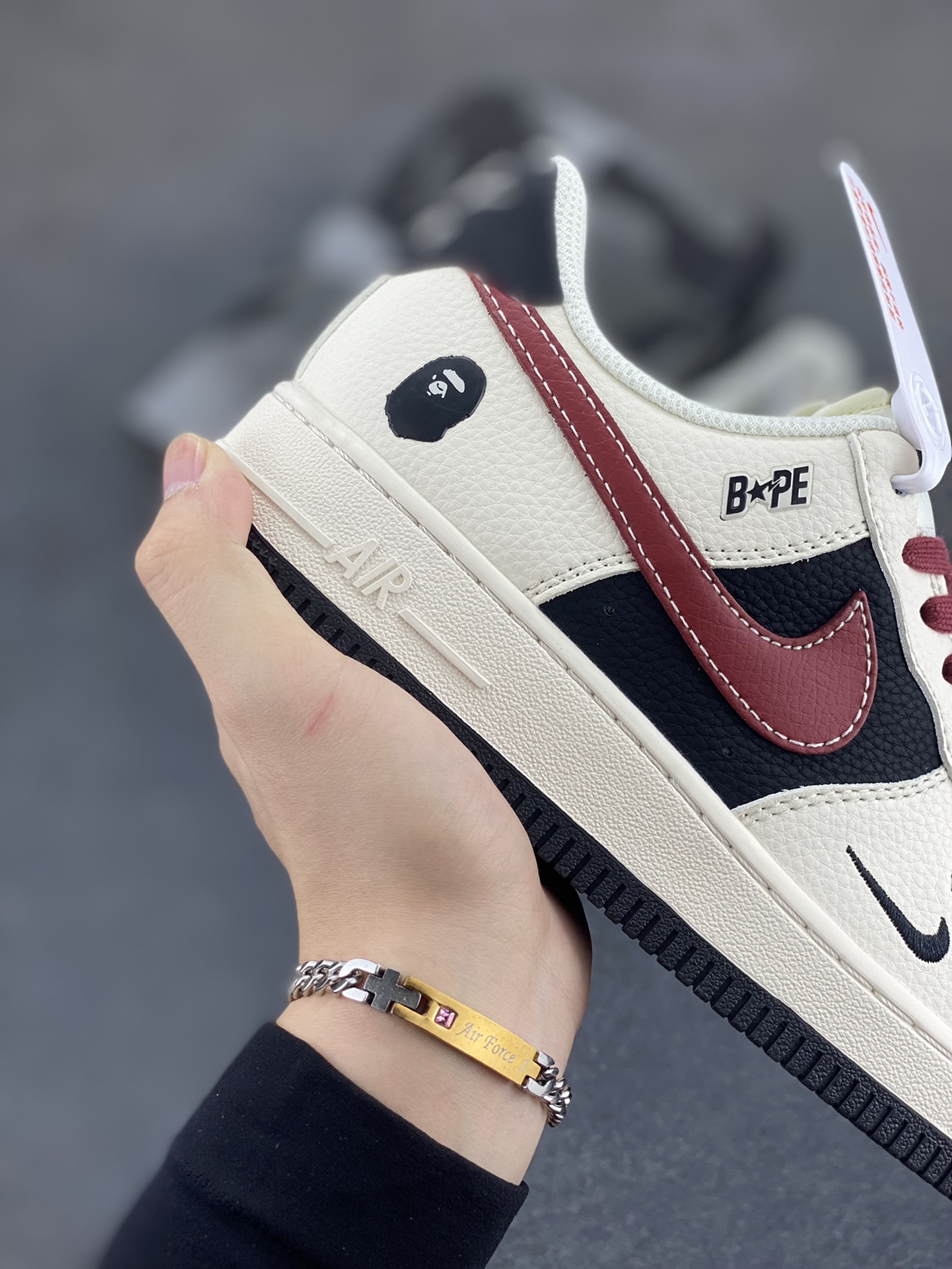 图片[6]-Nike Air Force 1 \’07 Low “Bape联名——米黑拼接酒红”空军一号 低帮 运动鞋 休闲鞋 折边针车 工艺难度大 原楦头原纸板 原装鞋盒 定制五金配件 内置全掌气垫 原厂鞋底 货号：QW5836-007 尺码：36 36.5 37.5 38 38.5 39 40 40.5 41 42 42.5 43 44 44.5 45-选品中心