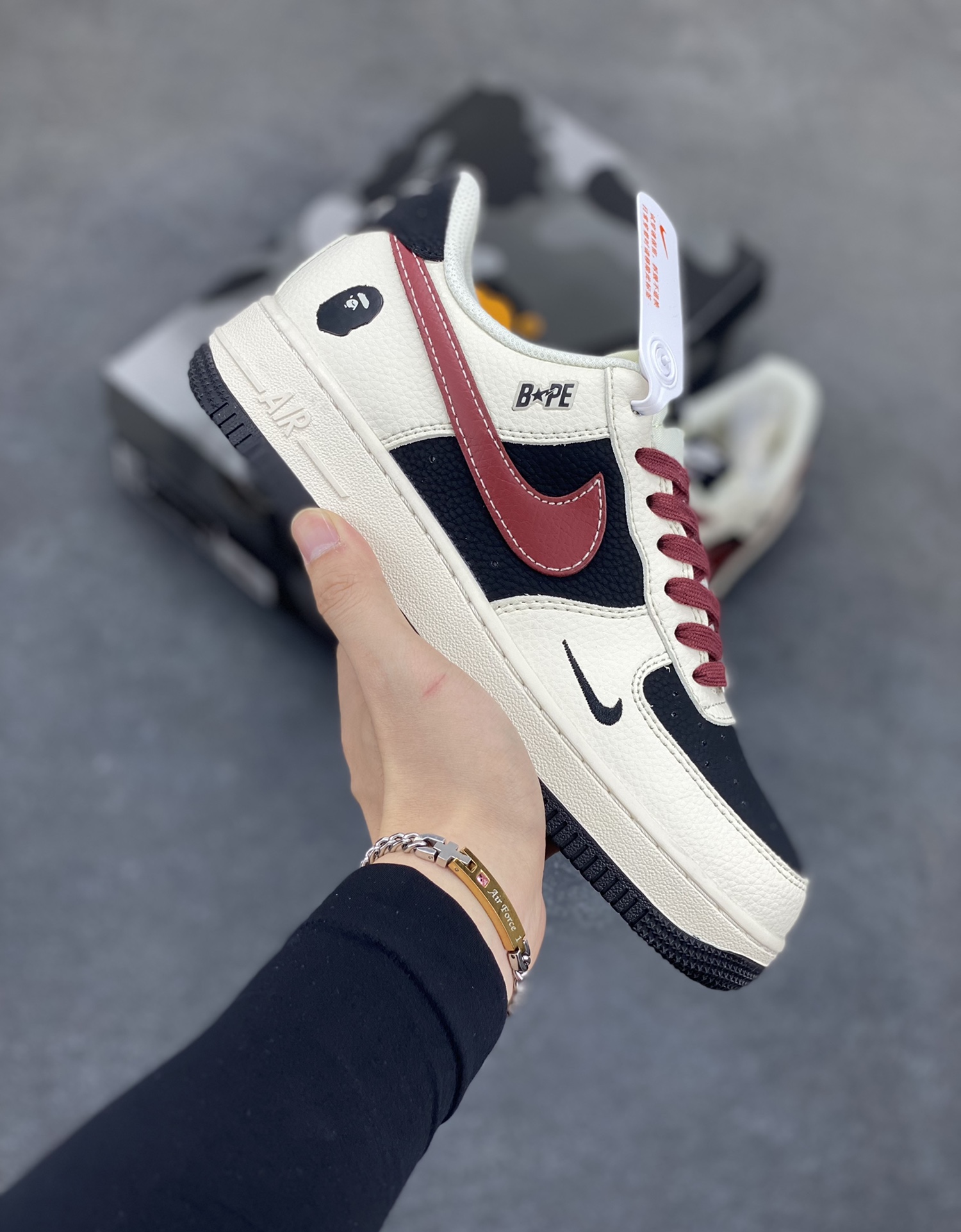 Nike Air Force 1 \’07 Low “Bape联名——米黑拼接酒红”空军一号 低帮 运动鞋 休闲鞋 折边针车 工艺难度大 原楦头原纸板 原装鞋盒 定制五金配件 内置全掌气垫 原厂鞋底 货号：QW5836-007 尺码：36 36.5 37.5 38 38.5 39 40 40.5 41 42 42.5 43 44 44.5 45-选品中心