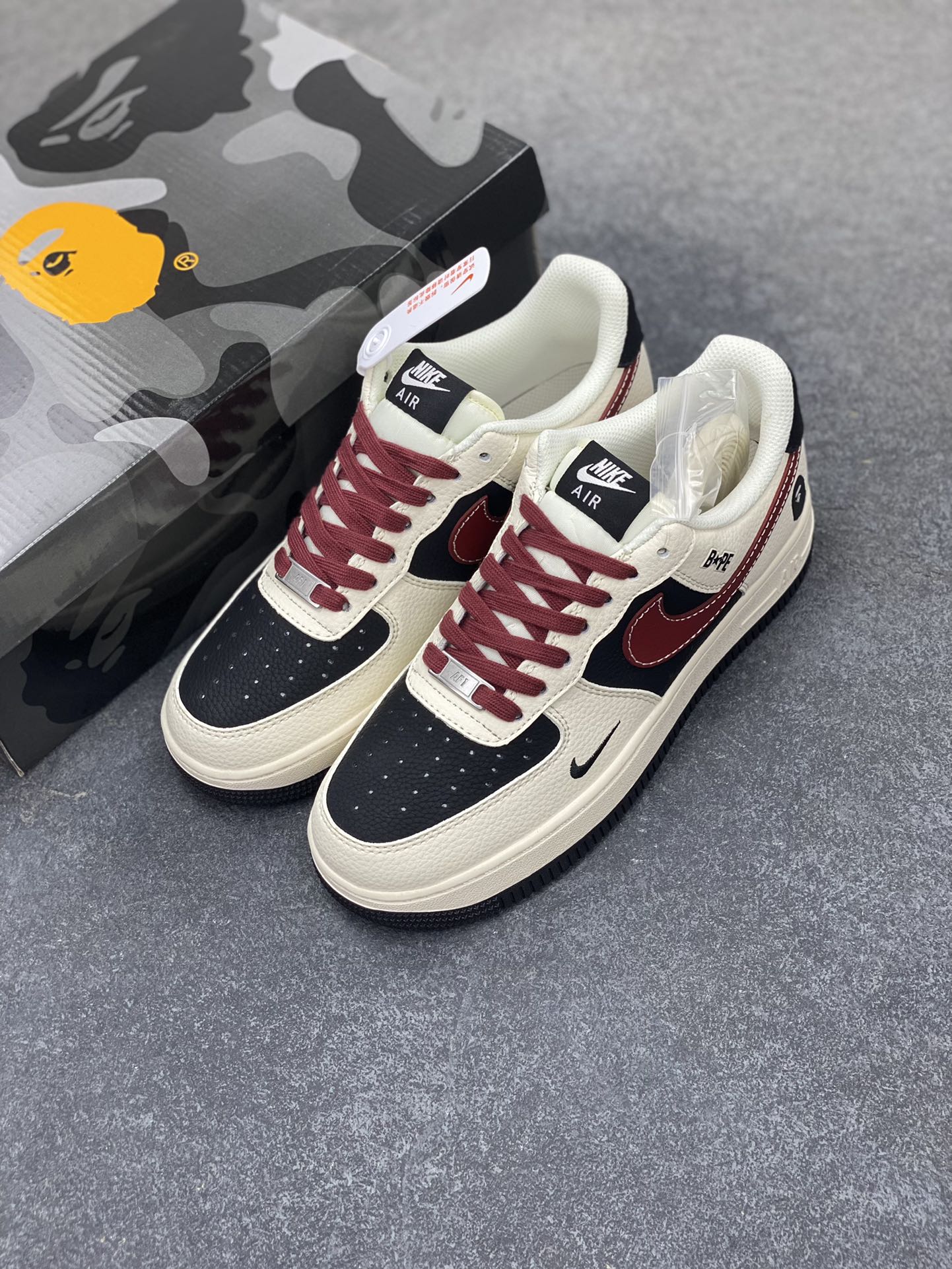 图片[8]-Nike Air Force 1 \’07 Low “Bape联名——米黑拼接酒红”空军一号 低帮 运动鞋 休闲鞋 折边针车 工艺难度大 原楦头原纸板 原装鞋盒 定制五金配件 内置全掌气垫 原厂鞋底 货号：QW5836-007 尺码：36 36.5 37.5 38 38.5 39 40 40.5 41 42 42.5 43 44 44.5 45-选品中心