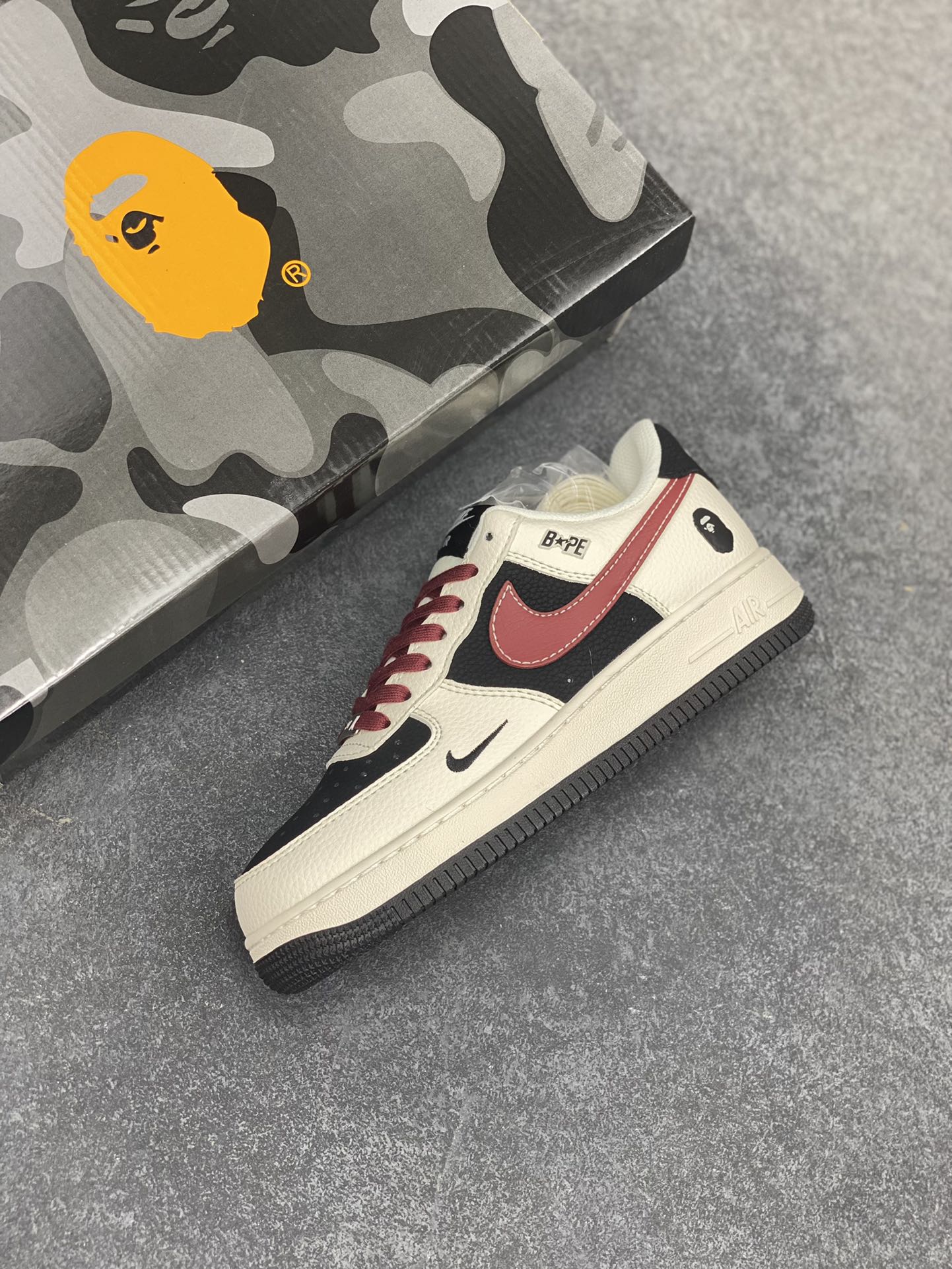 图片[7]-Nike Air Force 1 \’07 Low “Bape联名——米黑拼接酒红”空军一号 低帮 运动鞋 休闲鞋 折边针车 工艺难度大 原楦头原纸板 原装鞋盒 定制五金配件 内置全掌气垫 原厂鞋底 货号：QW5836-007 尺码：36 36.5 37.5 38 38.5 39 40 40.5 41 42 42.5 43 44 44.5 45-选品中心