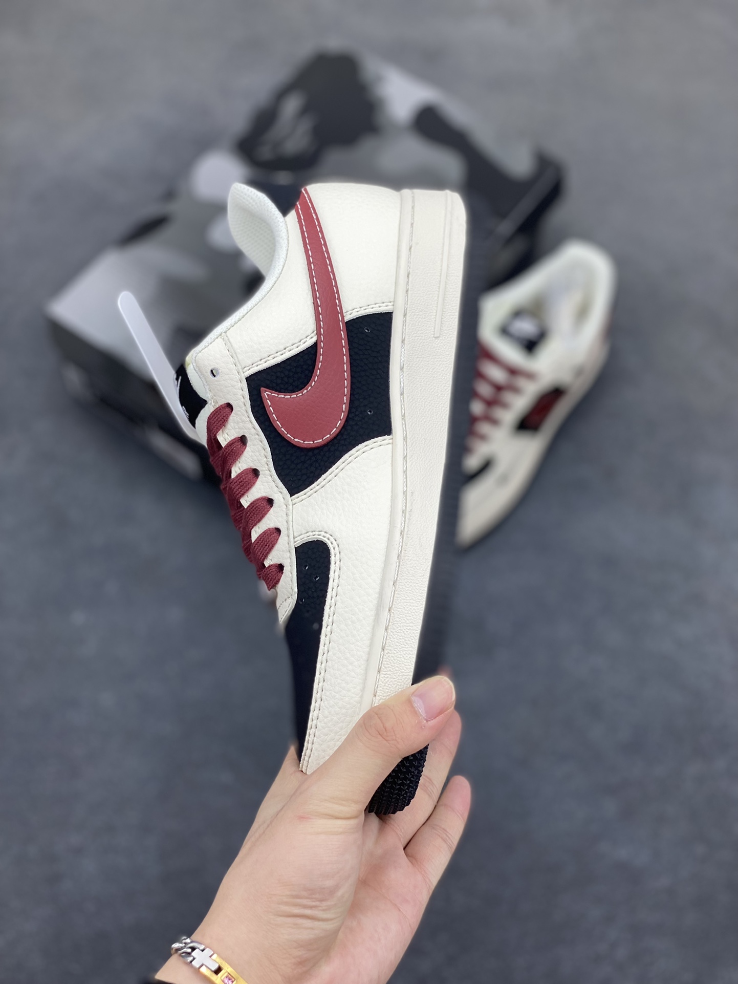图片[3]-Nike Air Force 1 \’07 Low “Bape联名——米黑拼接酒红”空军一号 低帮 运动鞋 休闲鞋 折边针车 工艺难度大 原楦头原纸板 原装鞋盒 定制五金配件 内置全掌气垫 原厂鞋底 货号：QW5836-007 尺码：36 36.5 37.5 38 38.5 39 40 40.5 41 42 42.5 43 44 44.5 45-选品中心