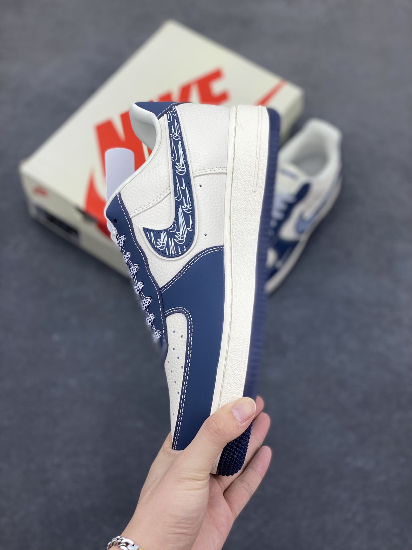 图片[3]-NIke Air Force 1 \’07 Low “Supreme联名——米蓝小反勾”空军一号 低帮 运动鞋 休闲鞋 折边针车 工艺难度大 原楦头原纸板 原装鞋盒 定制五金配件 内置全掌气垫 原厂鞋底 货号：DF0188-069 尺码：36 36.5 37.5 38 38.5 39 40 40.5 41 42 42.5 43 44 44.5 45-选品中心