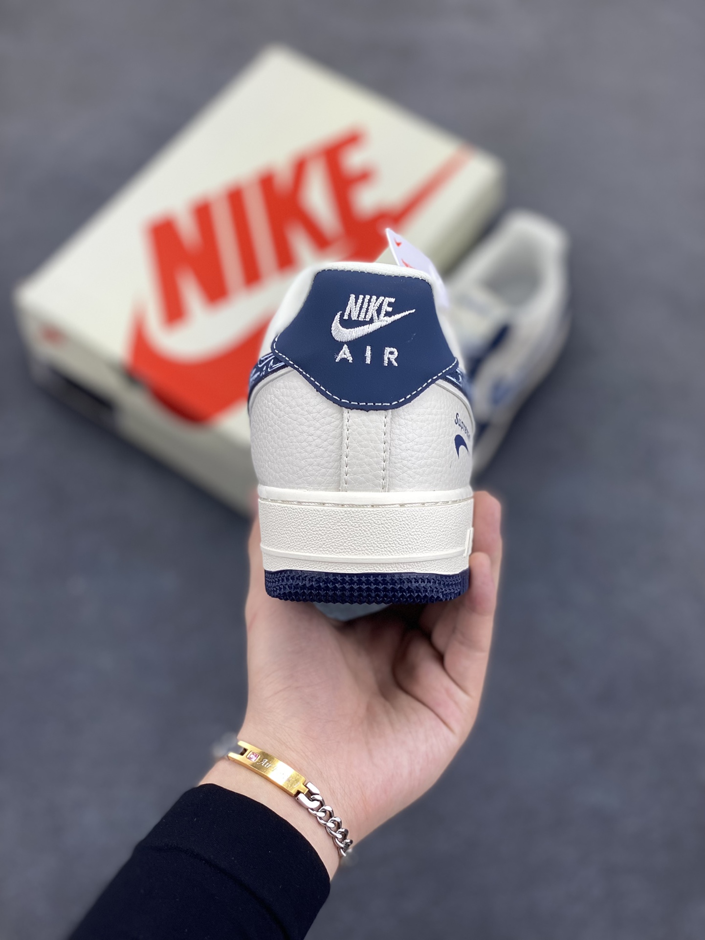 图片[4]-NIke Air Force 1 \’07 Low “Supreme联名——米蓝小反勾”空军一号 低帮 运动鞋 休闲鞋 折边针车 工艺难度大 原楦头原纸板 原装鞋盒 定制五金配件 内置全掌气垫 原厂鞋底 货号：DF0188-069 尺码：36 36.5 37.5 38 38.5 39 40 40.5 41 42 42.5 43 44 44.5 45-选品中心