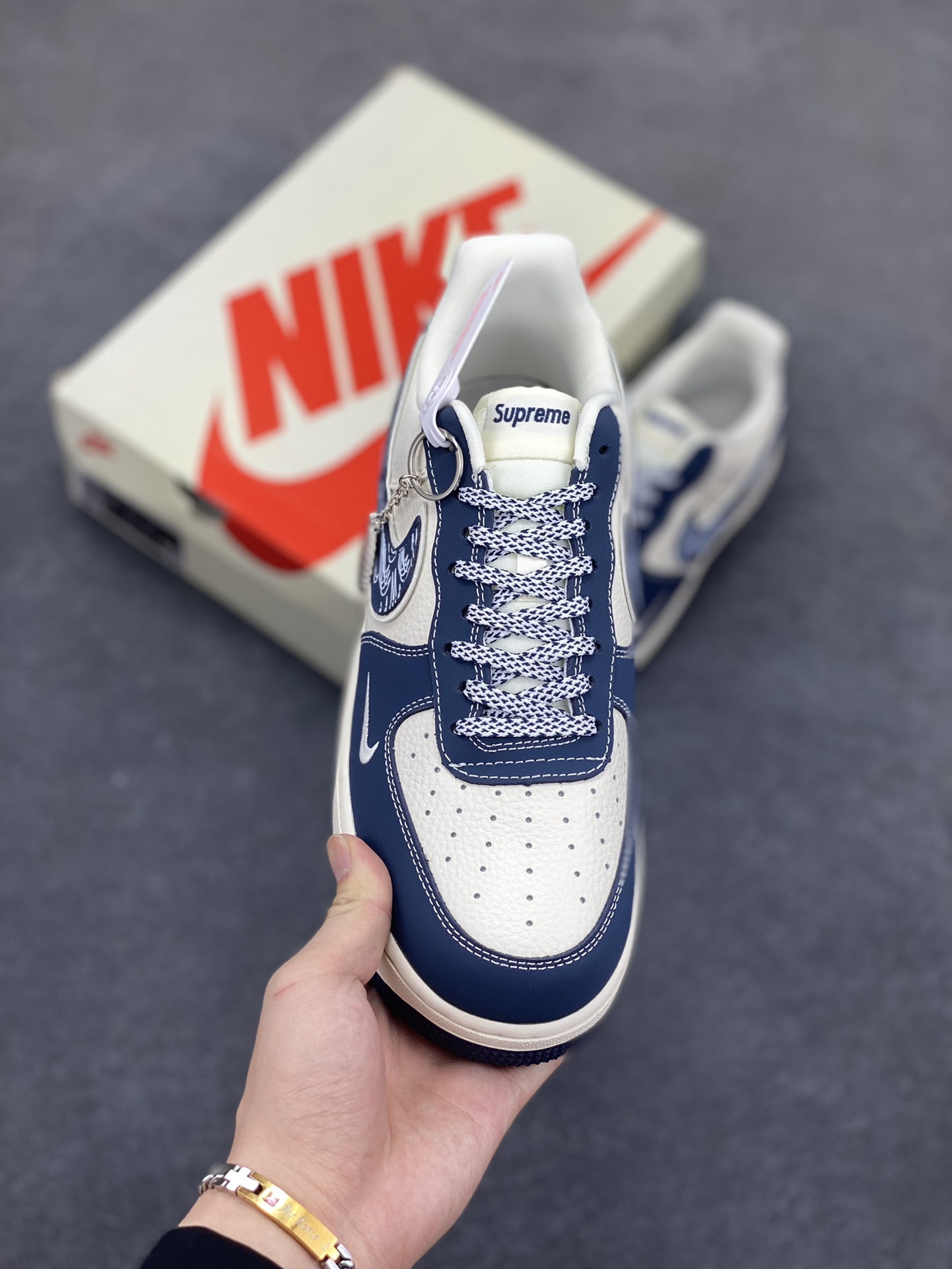 图片[2]-NIke Air Force 1 \’07 Low “Supreme联名——米蓝小反勾”空军一号 低帮 运动鞋 休闲鞋 折边针车 工艺难度大 原楦头原纸板 原装鞋盒 定制五金配件 内置全掌气垫 原厂鞋底 货号：DF0188-069 尺码：36 36.5 37.5 38 38.5 39 40 40.5 41 42 42.5 43 44 44.5 45-选品中心