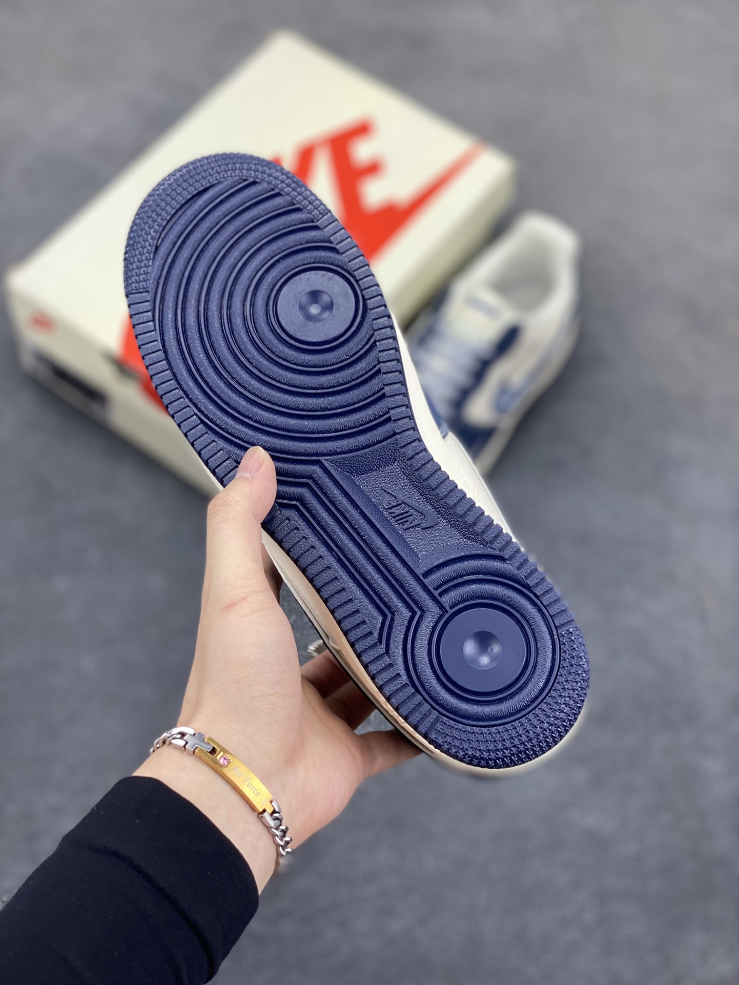 图片[5]-NIke Air Force 1 \’07 Low “Supreme联名——米蓝小反勾”空军一号 低帮 运动鞋 休闲鞋 折边针车 工艺难度大 原楦头原纸板 原装鞋盒 定制五金配件 内置全掌气垫 原厂鞋底 货号：DF0188-069 尺码：36 36.5 37.5 38 38.5 39 40 40.5 41 42 42.5 43 44 44.5 45-选品中心