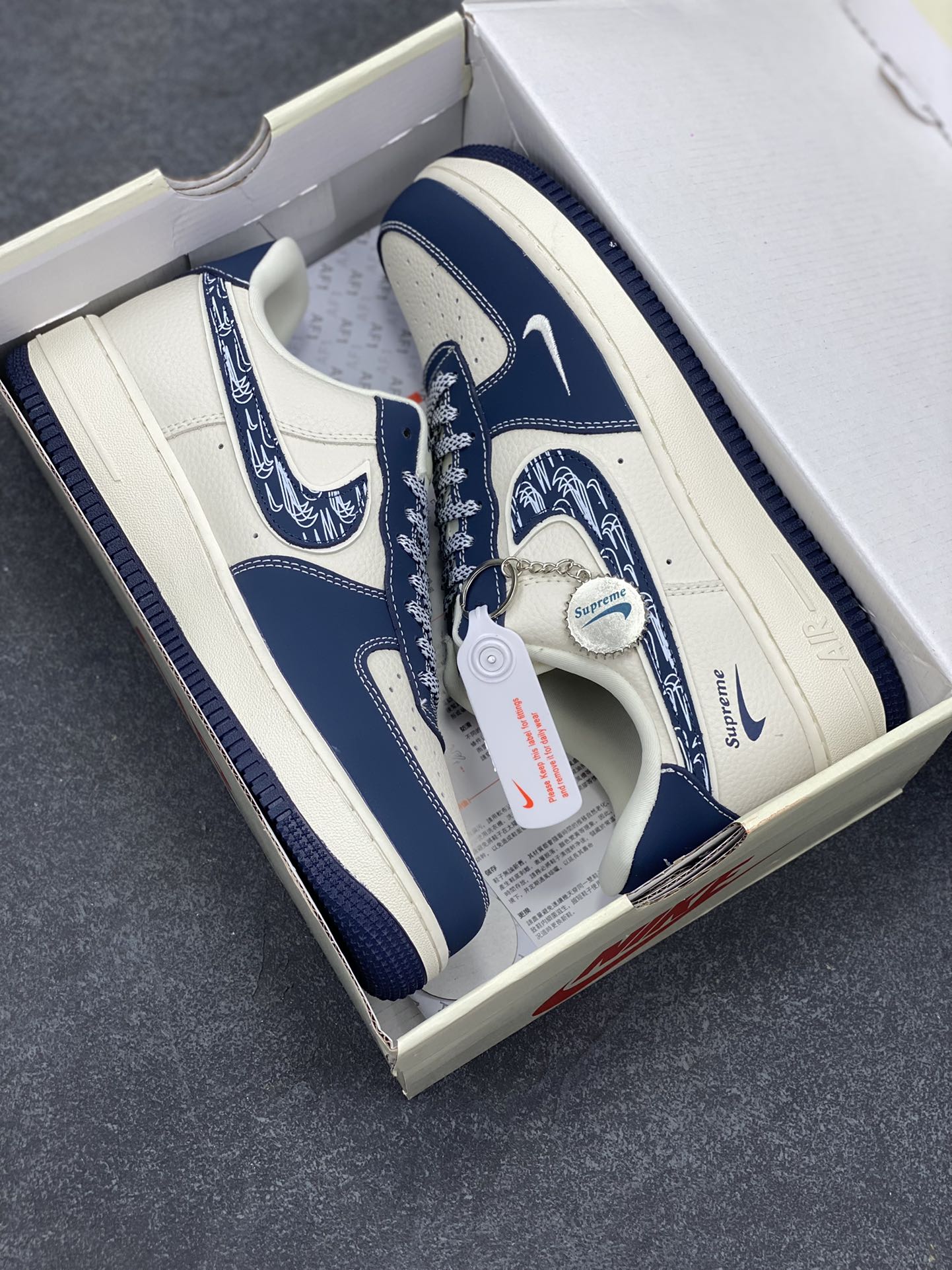 图片[9]-NIke Air Force 1 \’07 Low “Supreme联名——米蓝小反勾”空军一号 低帮 运动鞋 休闲鞋 折边针车 工艺难度大 原楦头原纸板 原装鞋盒 定制五金配件 内置全掌气垫 原厂鞋底 货号：DF0188-069 尺码：36 36.5 37.5 38 38.5 39 40 40.5 41 42 42.5 43 44 44.5 45-选品中心