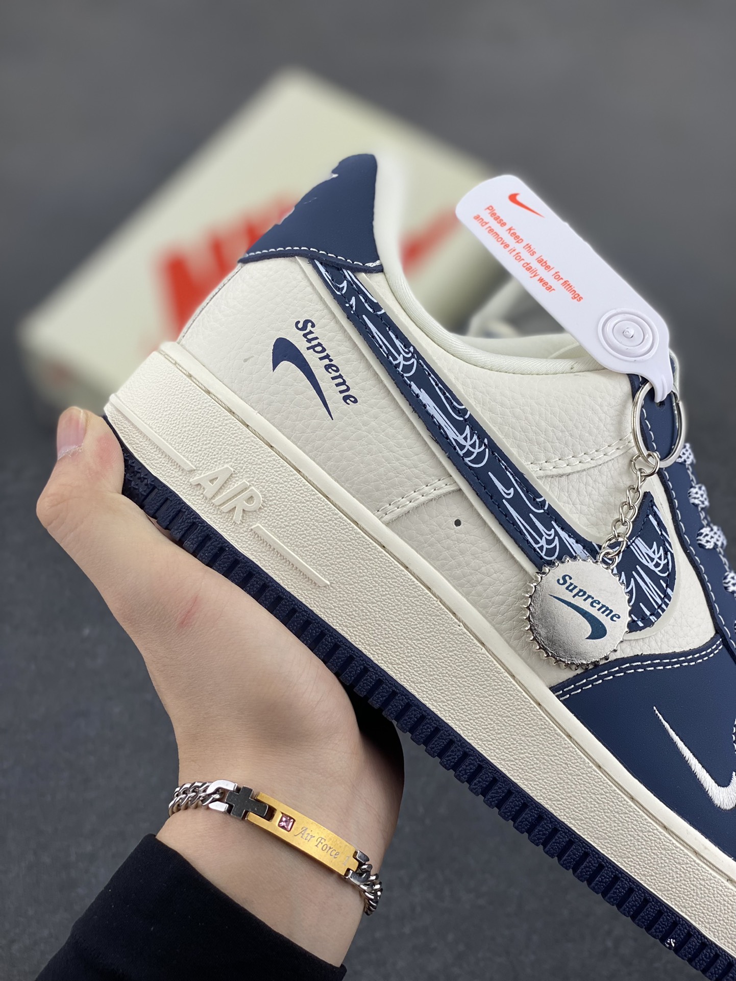 图片[6]-NIke Air Force 1 \’07 Low “Supreme联名——米蓝小反勾”空军一号 低帮 运动鞋 休闲鞋 折边针车 工艺难度大 原楦头原纸板 原装鞋盒 定制五金配件 内置全掌气垫 原厂鞋底 货号：DF0188-069 尺码：36 36.5 37.5 38 38.5 39 40 40.5 41 42 42.5 43 44 44.5 45-选品中心
