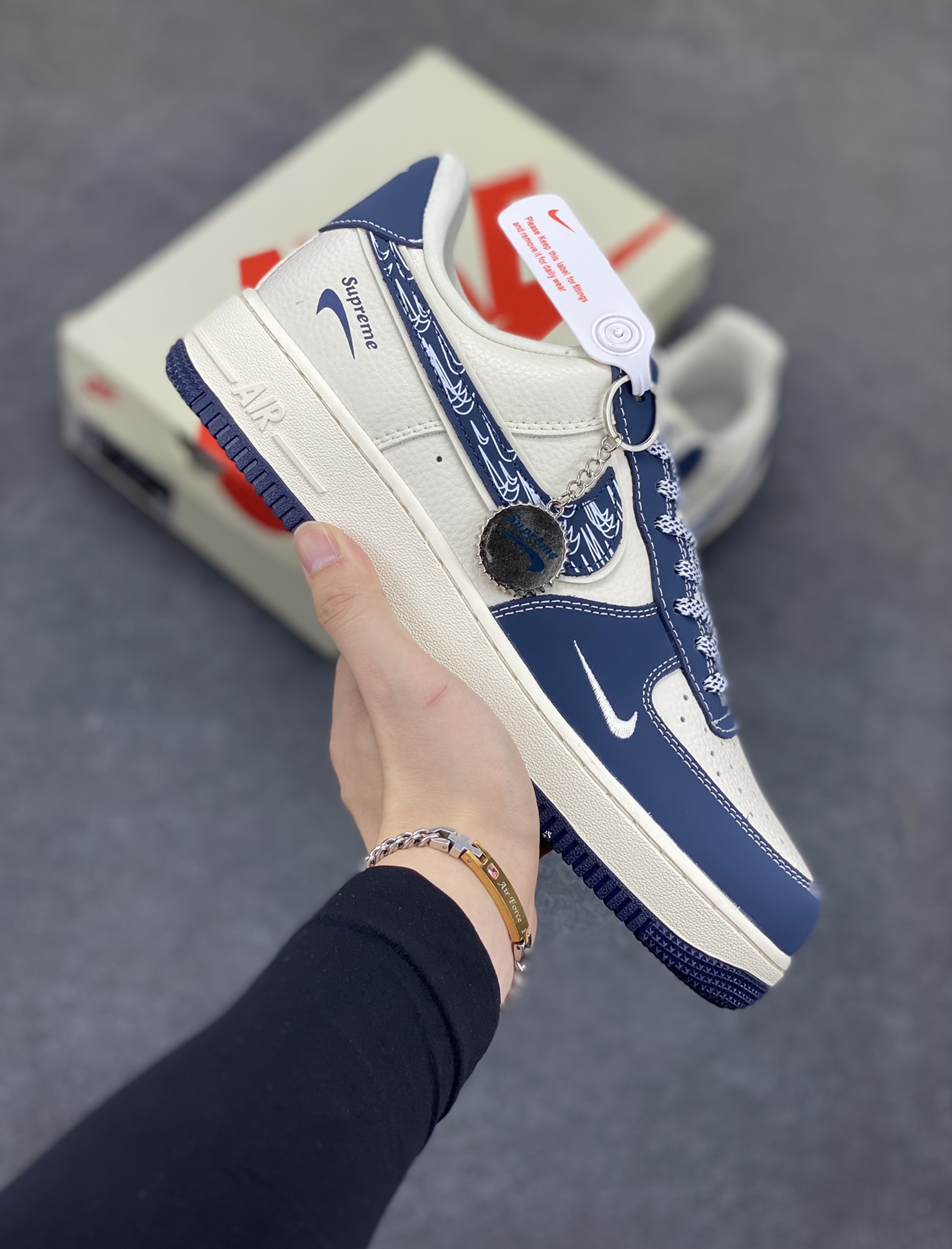 NIke Air Force 1 \’07 Low “Supreme联名——米蓝小反勾”空军一号 低帮 运动鞋 休闲鞋 折边针车 工艺难度大 原楦头原纸板 原装鞋盒 定制五金配件 内置全掌气垫 原厂鞋底 货号:DF0188-069 尺码:36 36.5 37.5 38 38.5 39 40 40.5 41 42 42.5 43 44 44.5 45-选品中心