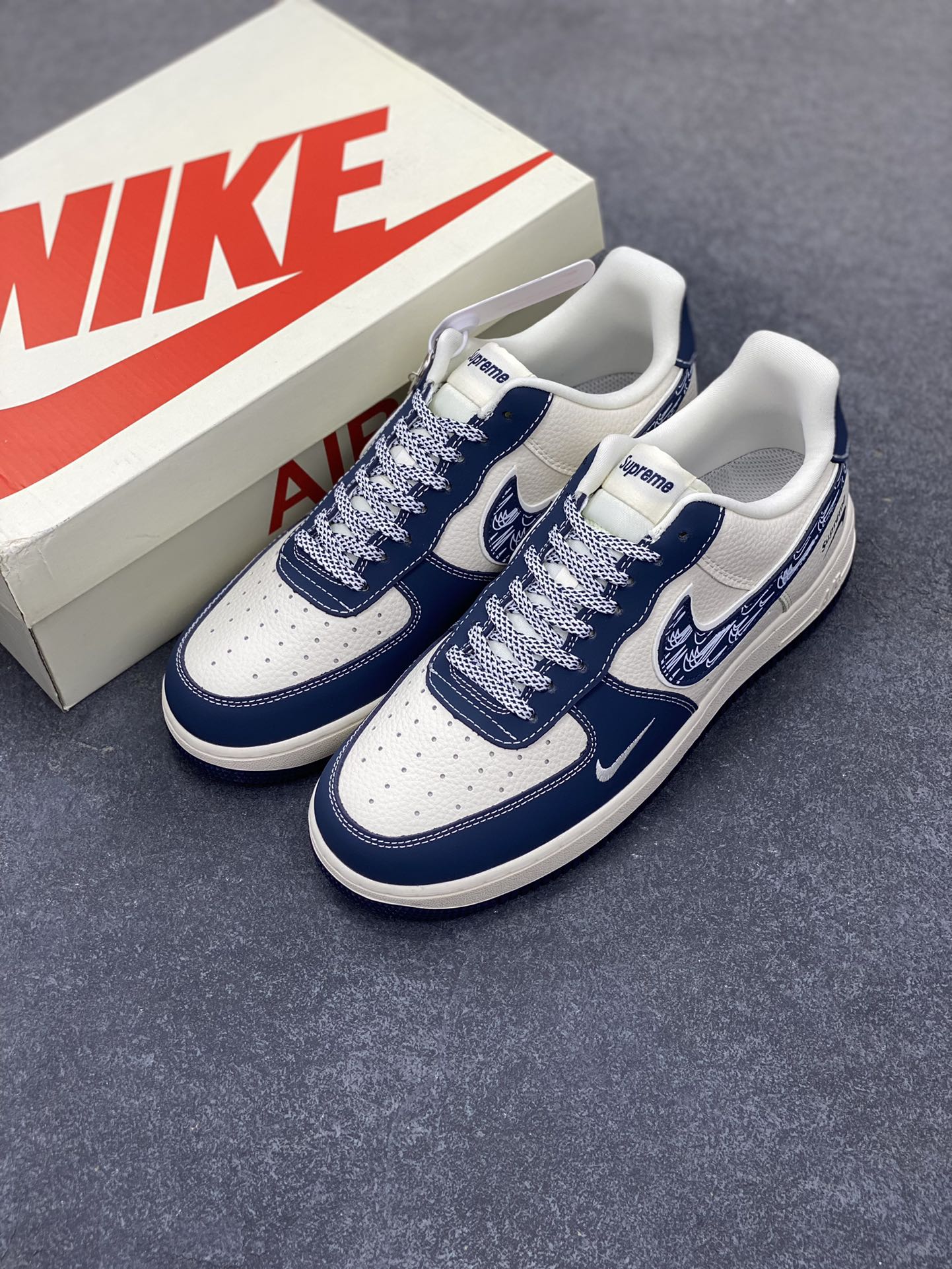 图片[8]-NIke Air Force 1 \’07 Low “Supreme联名——米蓝小反勾”空军一号 低帮 运动鞋 休闲鞋 折边针车 工艺难度大 原楦头原纸板 原装鞋盒 定制五金配件 内置全掌气垫 原厂鞋底 货号：DF0188-069 尺码：36 36.5 37.5 38 38.5 39 40 40.5 41 42 42.5 43 44 44.5 45-选品中心