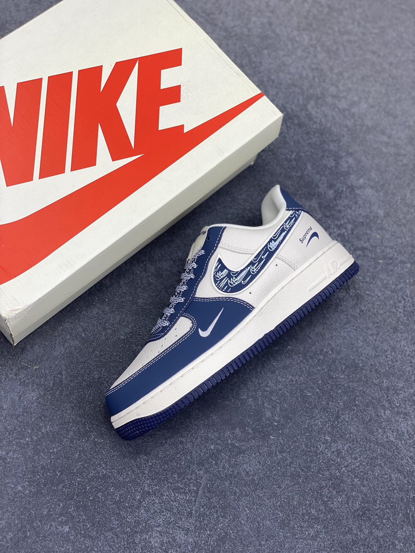 图片[7]-NIke Air Force 1 \’07 Low “Supreme联名——米蓝小反勾”空军一号 低帮 运动鞋 休闲鞋 折边针车 工艺难度大 原楦头原纸板 原装鞋盒 定制五金配件 内置全掌气垫 原厂鞋底 货号：DF0188-069 尺码：36 36.5 37.5 38 38.5 39 40 40.5 41 42 42.5 43 44 44.5 45-选品中心