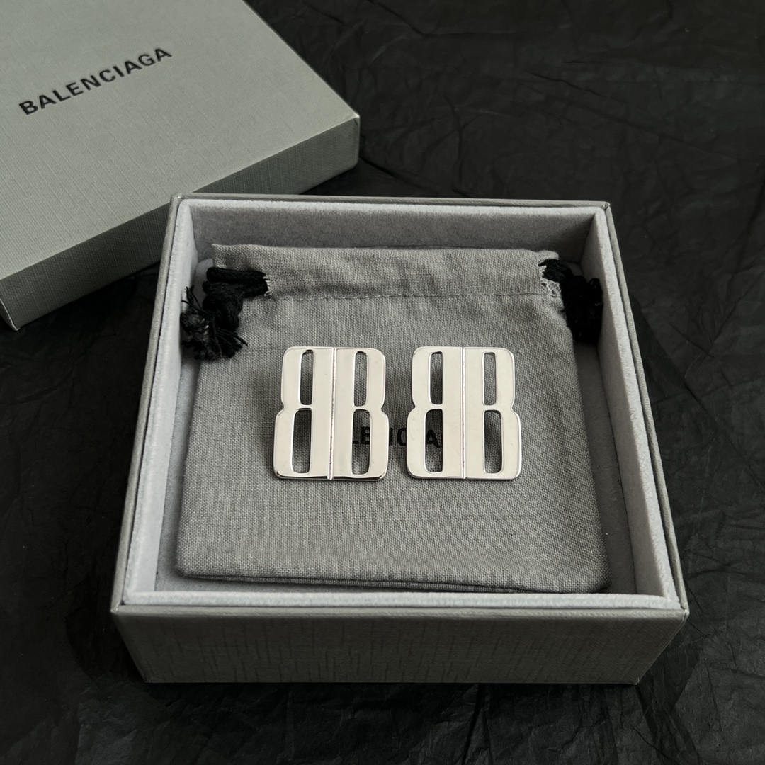 】 巴黎世家 Balenciaga 耳钉  简单大方 大牌金质感饱满 ，搭配衣服超好看 ！